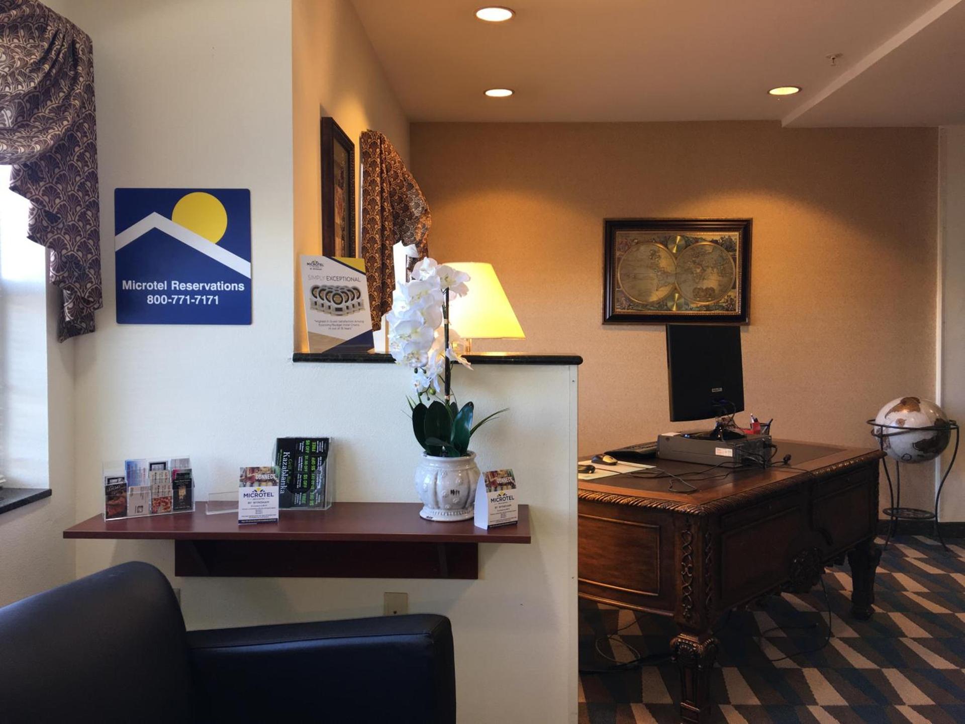 Microtel Inn & Suites by Wyndham Indianapolis Airport photo 23