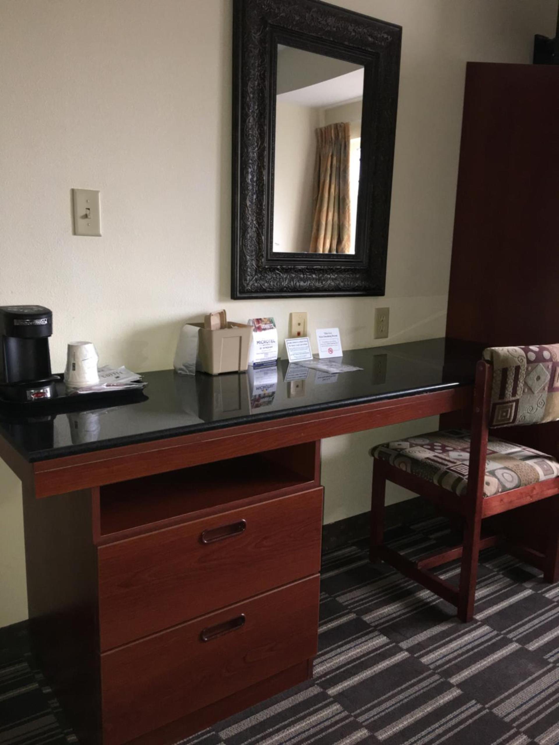 Microtel Inn & Suites by Wyndham Indianapolis Airport photo 16