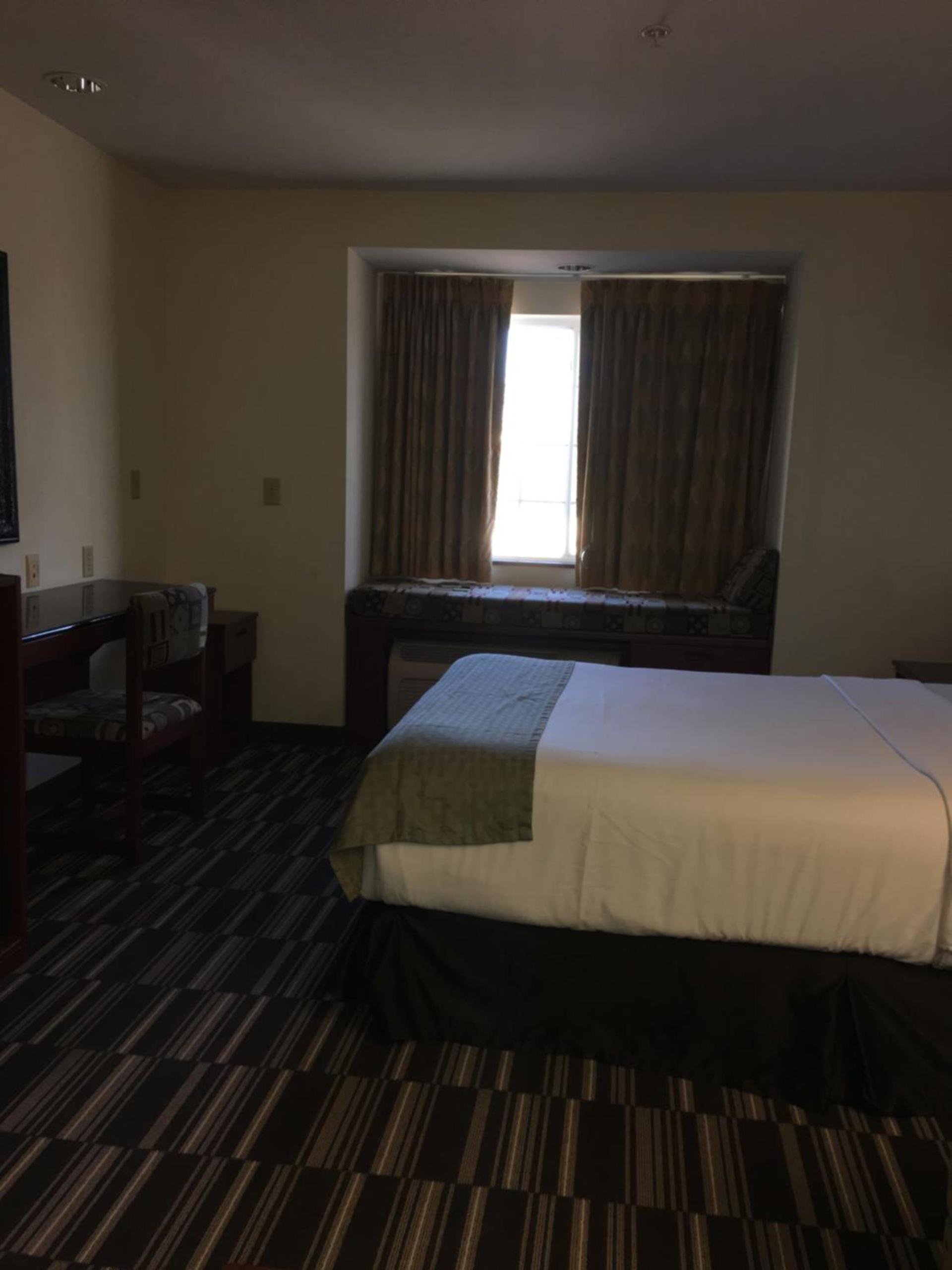 Microtel Inn & Suites by Wyndham Indianapolis Airport photo 10