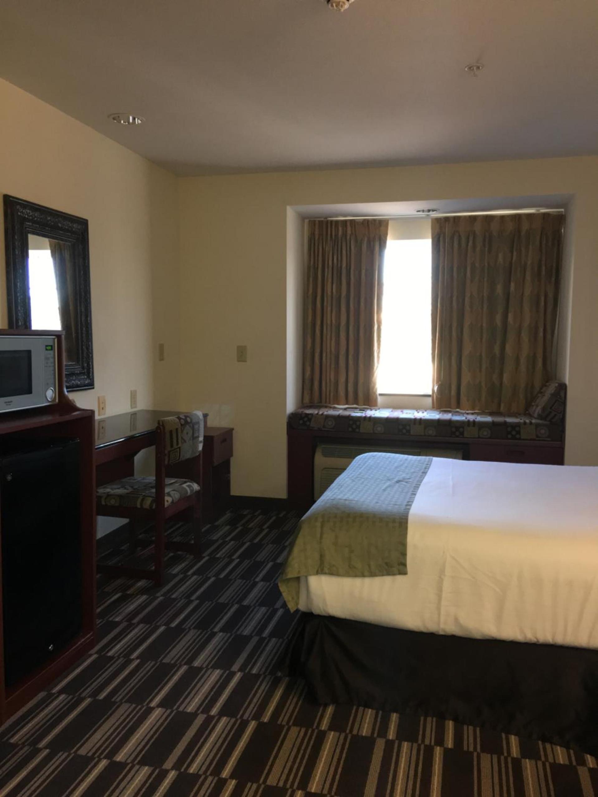 Microtel Inn & Suites by Wyndham Indianapolis Airport photo 11