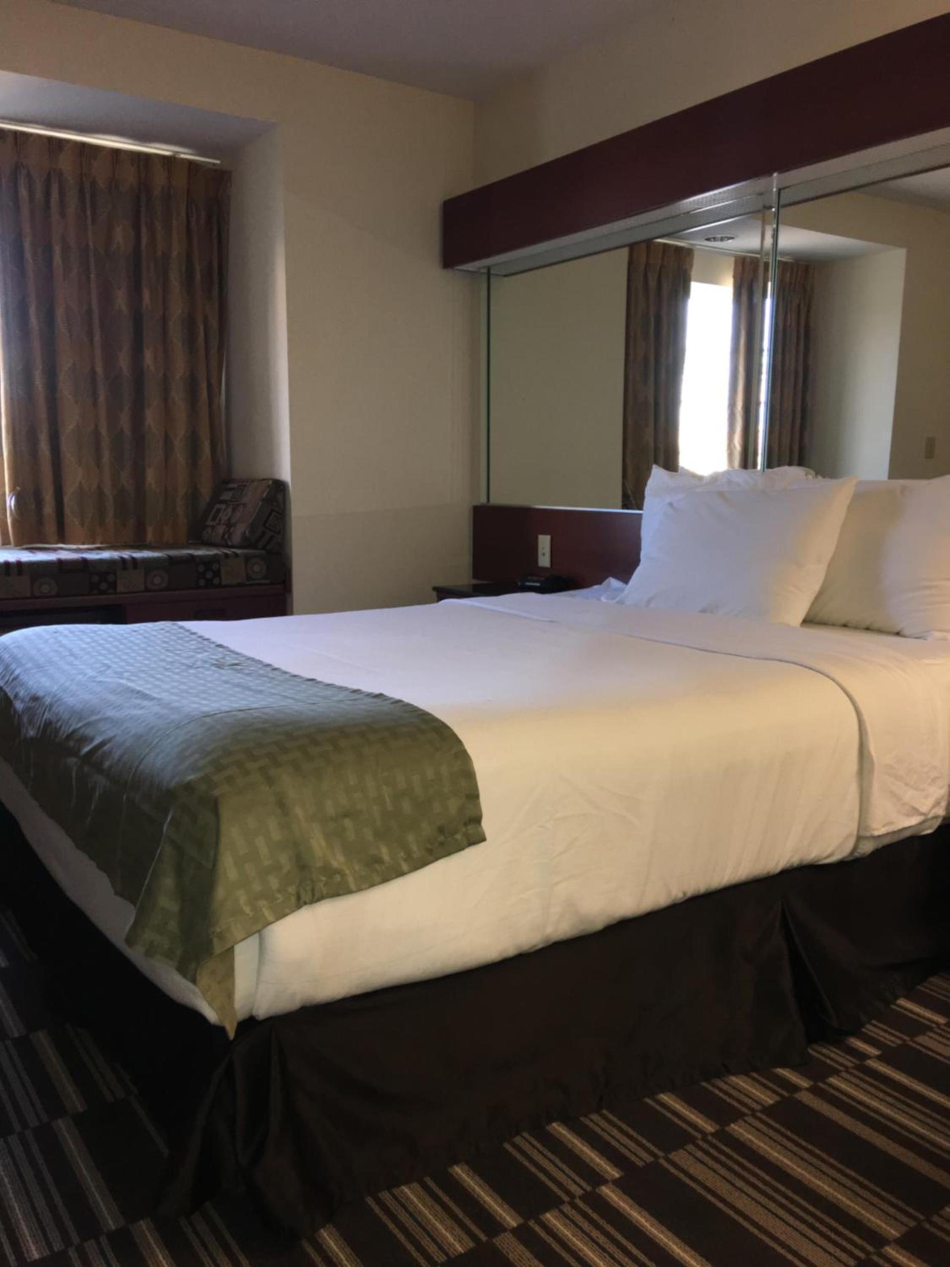 Microtel Inn & Suites by Wyndham Indianapolis Airport photo 13