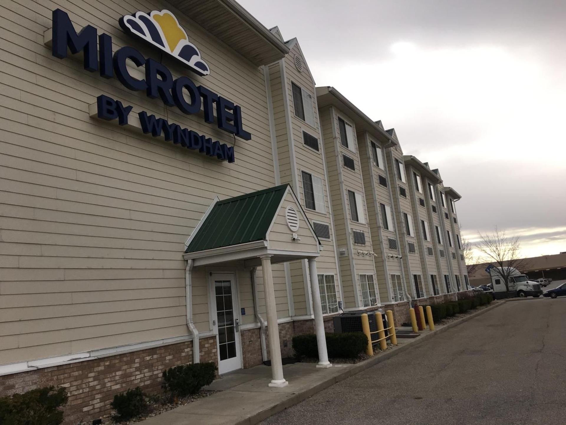 Microtel Inn & Suites by Wyndham Indianapolis Airport photo 2