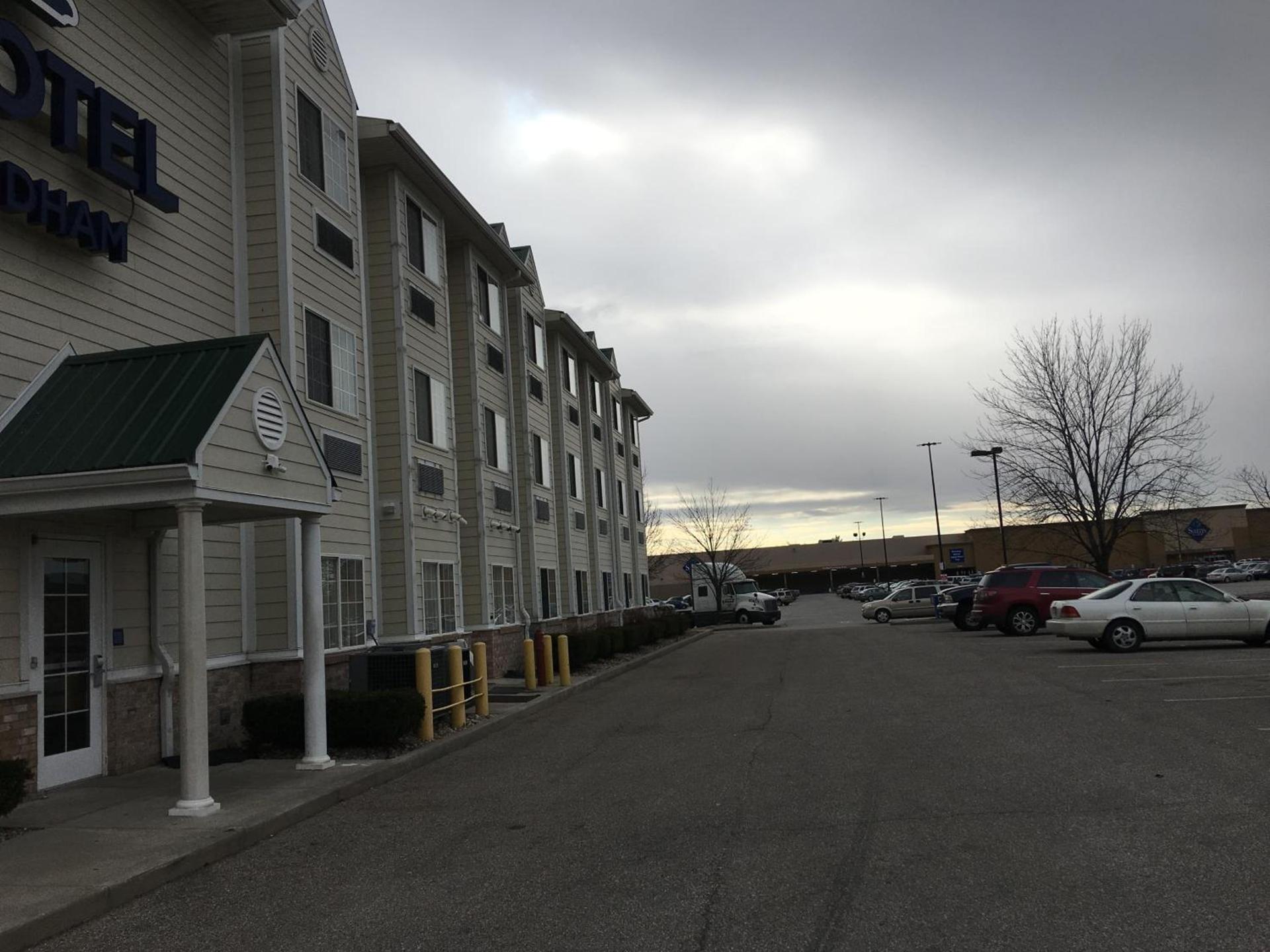 Microtel Inn & Suites by Wyndham Indianapolis Airport photo 6