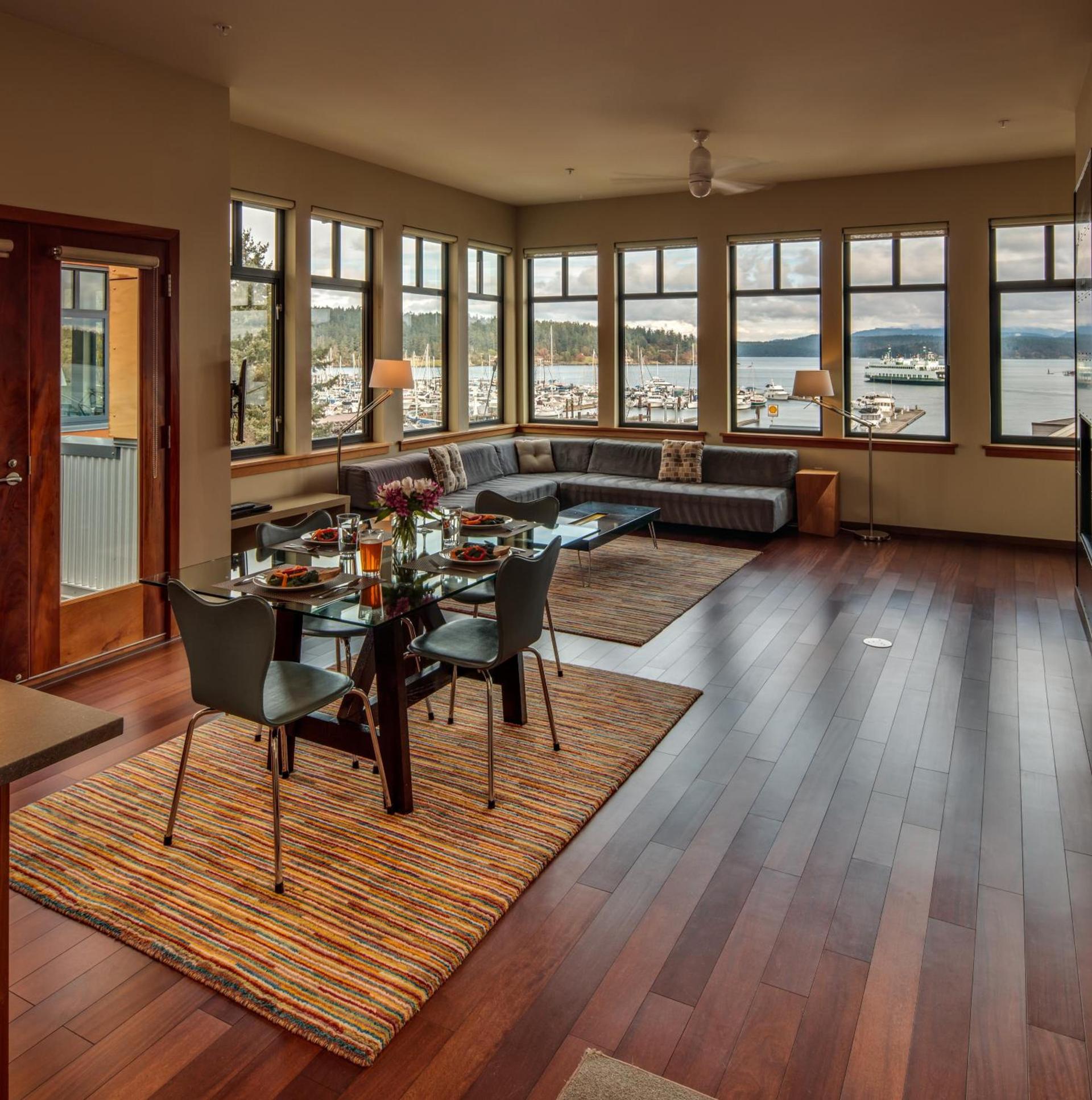 Island Inn at 123 West photo 31