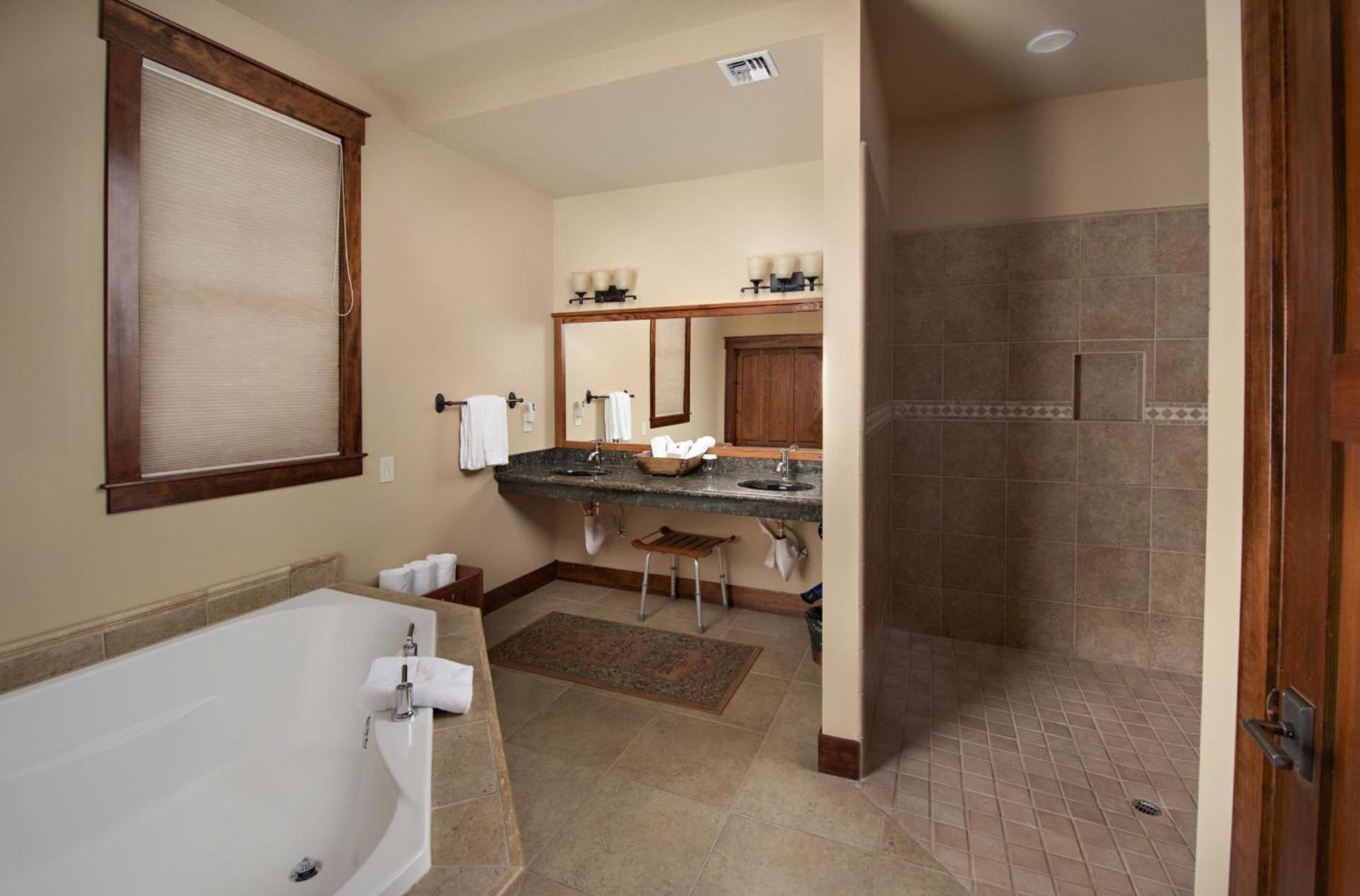 FivePine Lodge photo 60