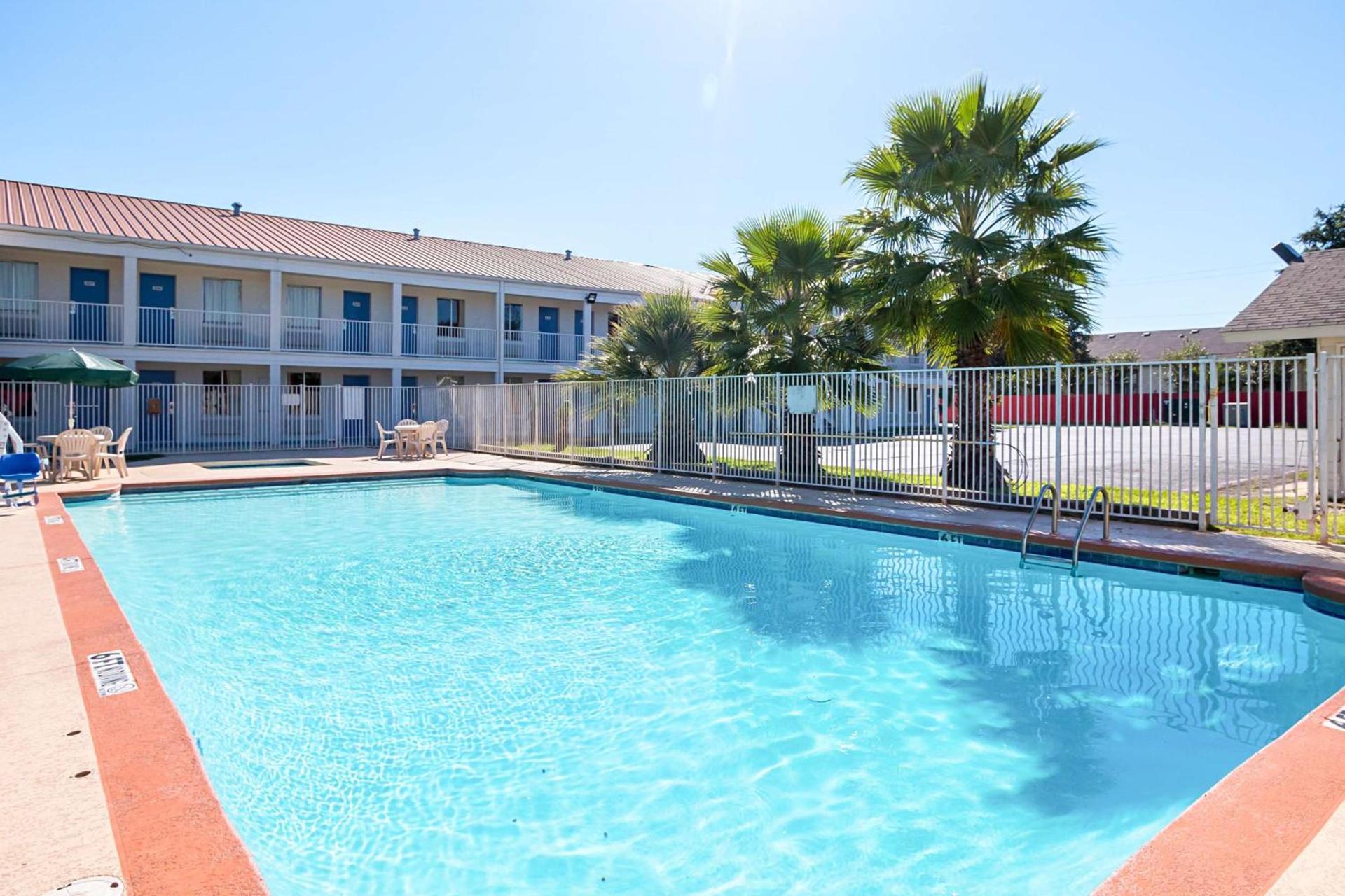 Motel 6-Round Rock, TX photo 35