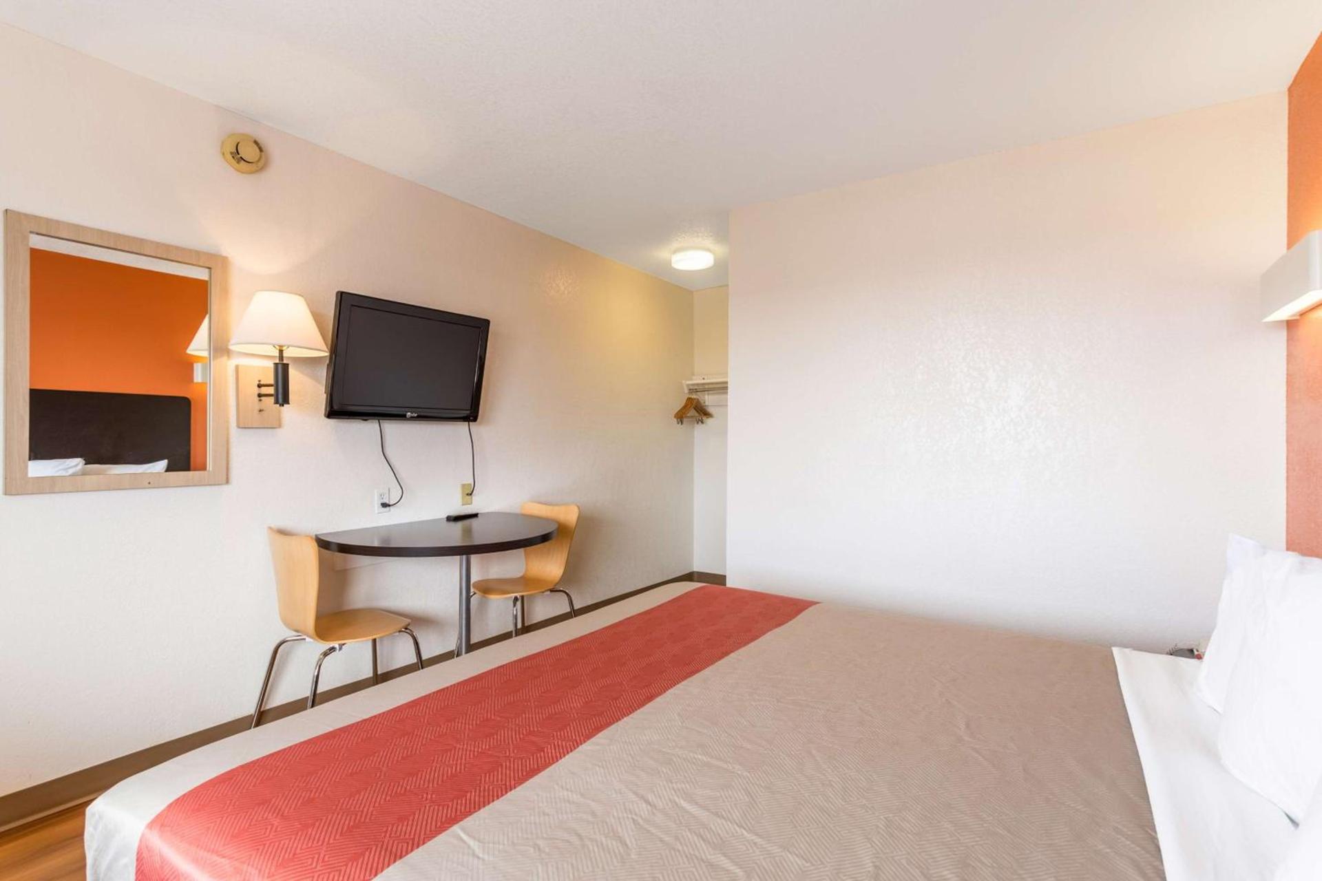 Motel 6 Albuquerque Northeast photo 10