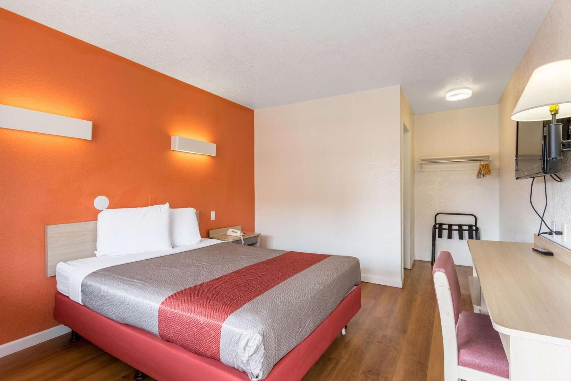 Motel 6 Albuquerque Northeast photo 12