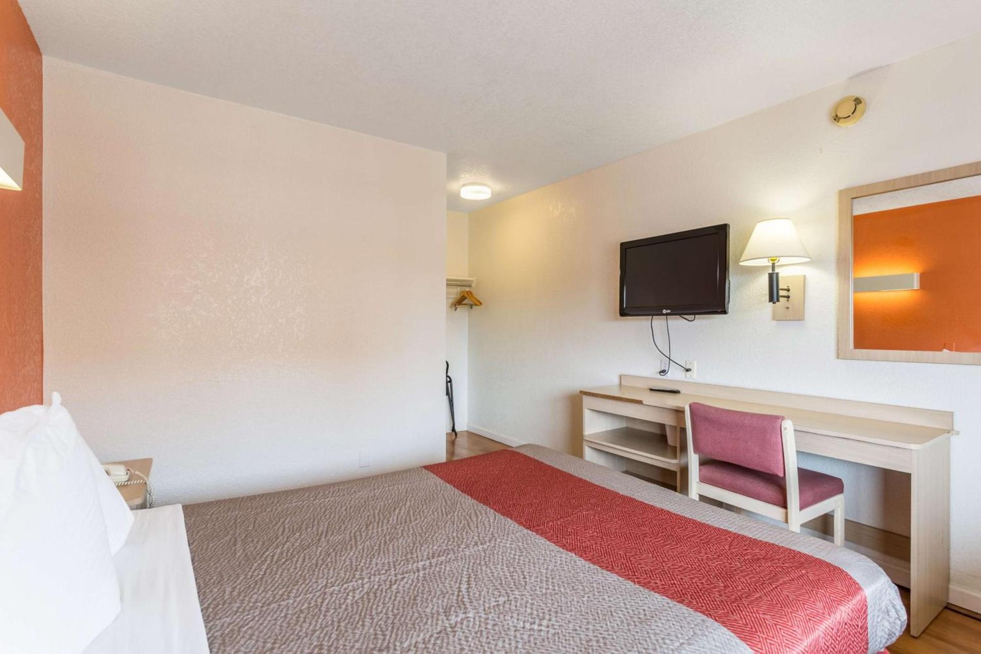 Motel 6 Albuquerque Northeast photo 13
