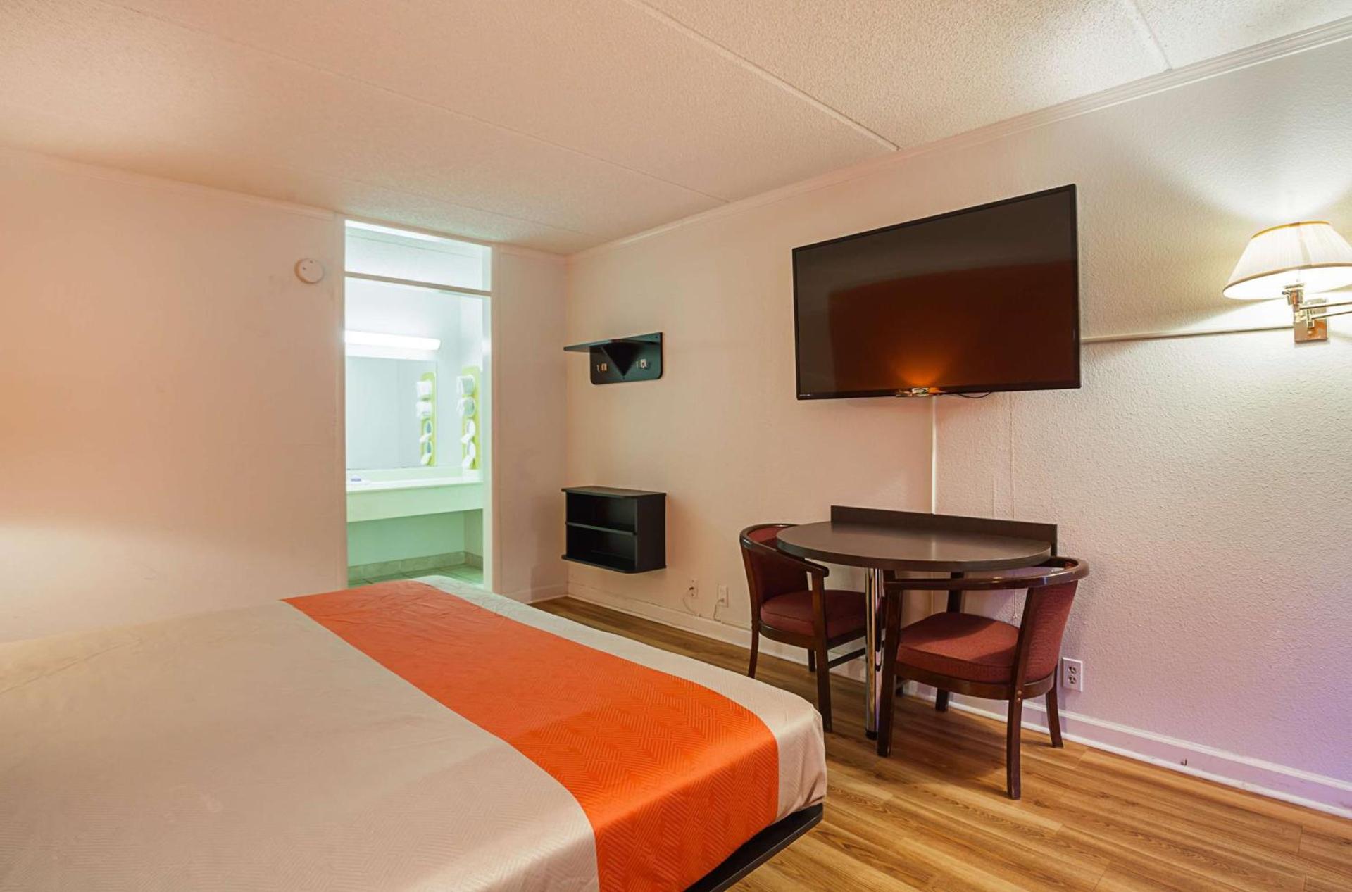 Motel 6-Tifton, GA photo 9