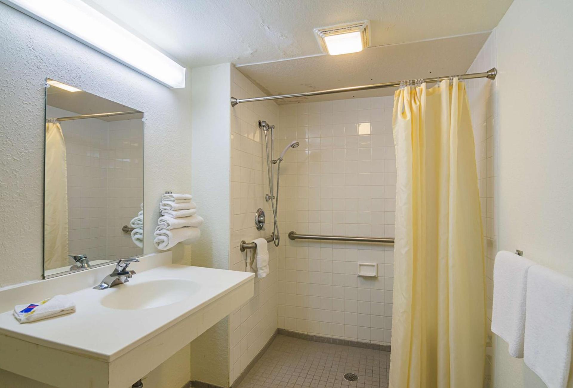 Motel 6-Mitchell, SD photo 25