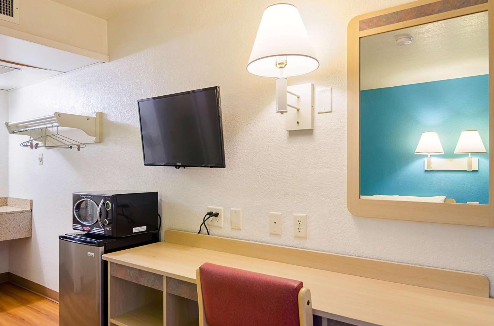 Motel 6-Mitchell, SD photo 9
