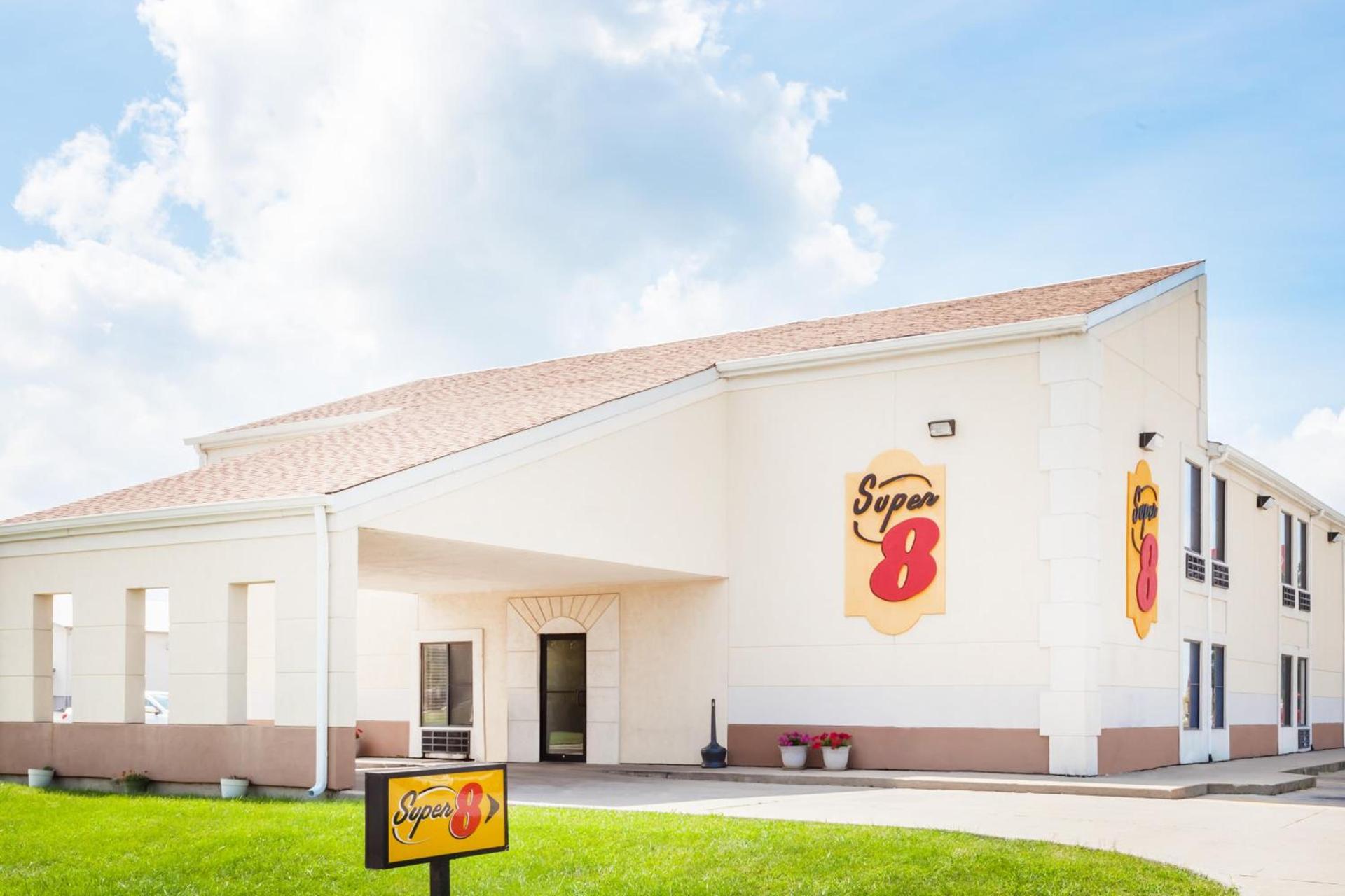Super 8 by Wyndham Lincoln photo 14