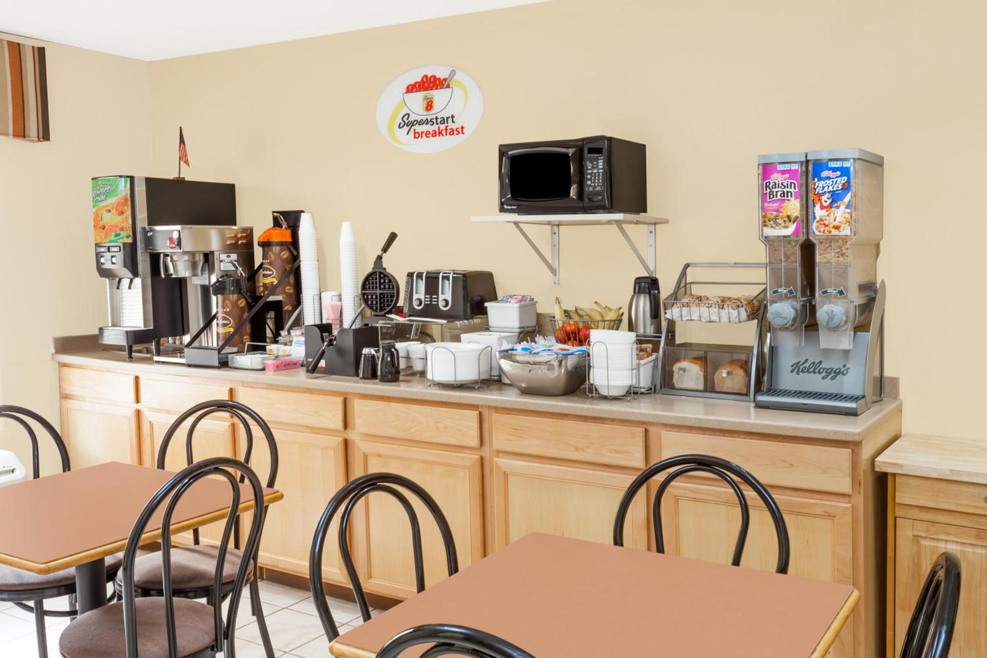 Super 8 by Wyndham Lincoln photo 17