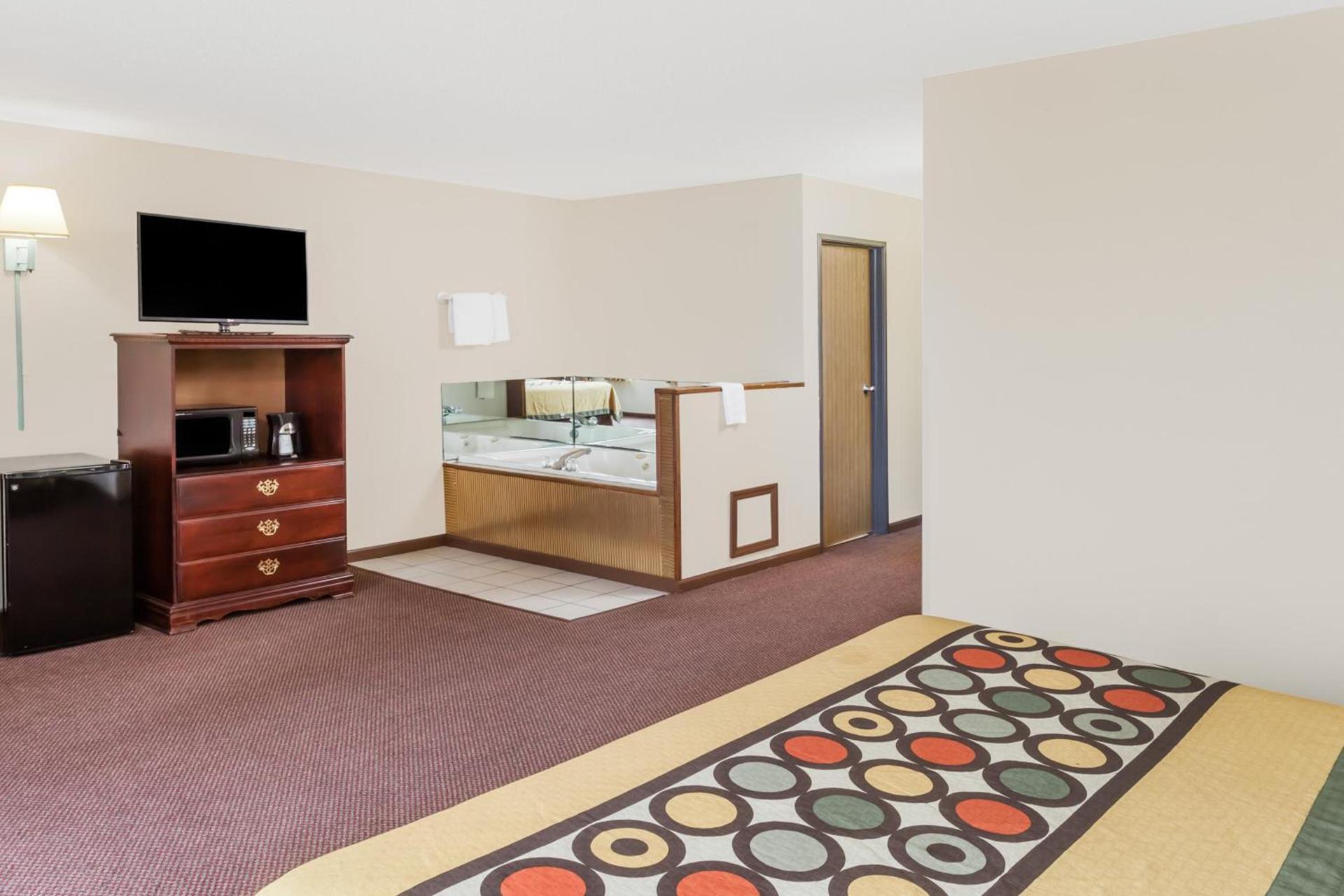 Super 8 by Wyndham Lincoln photo 20