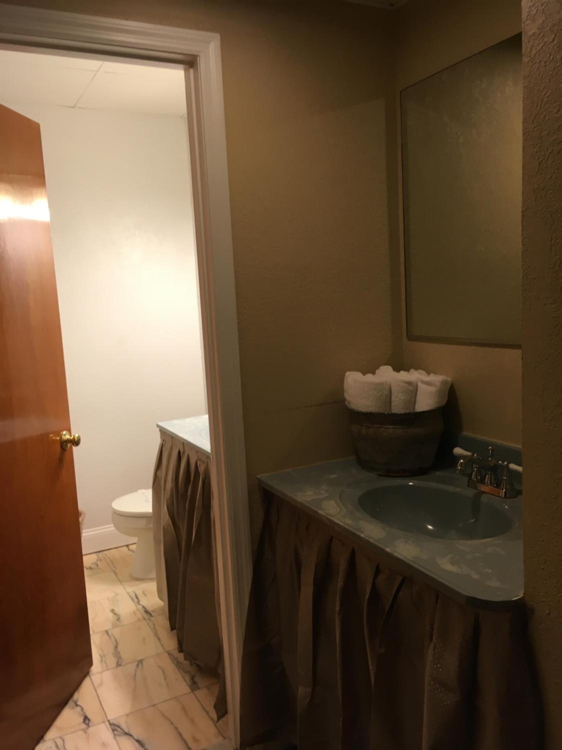 Colts Neck Inn Hotel photo 62