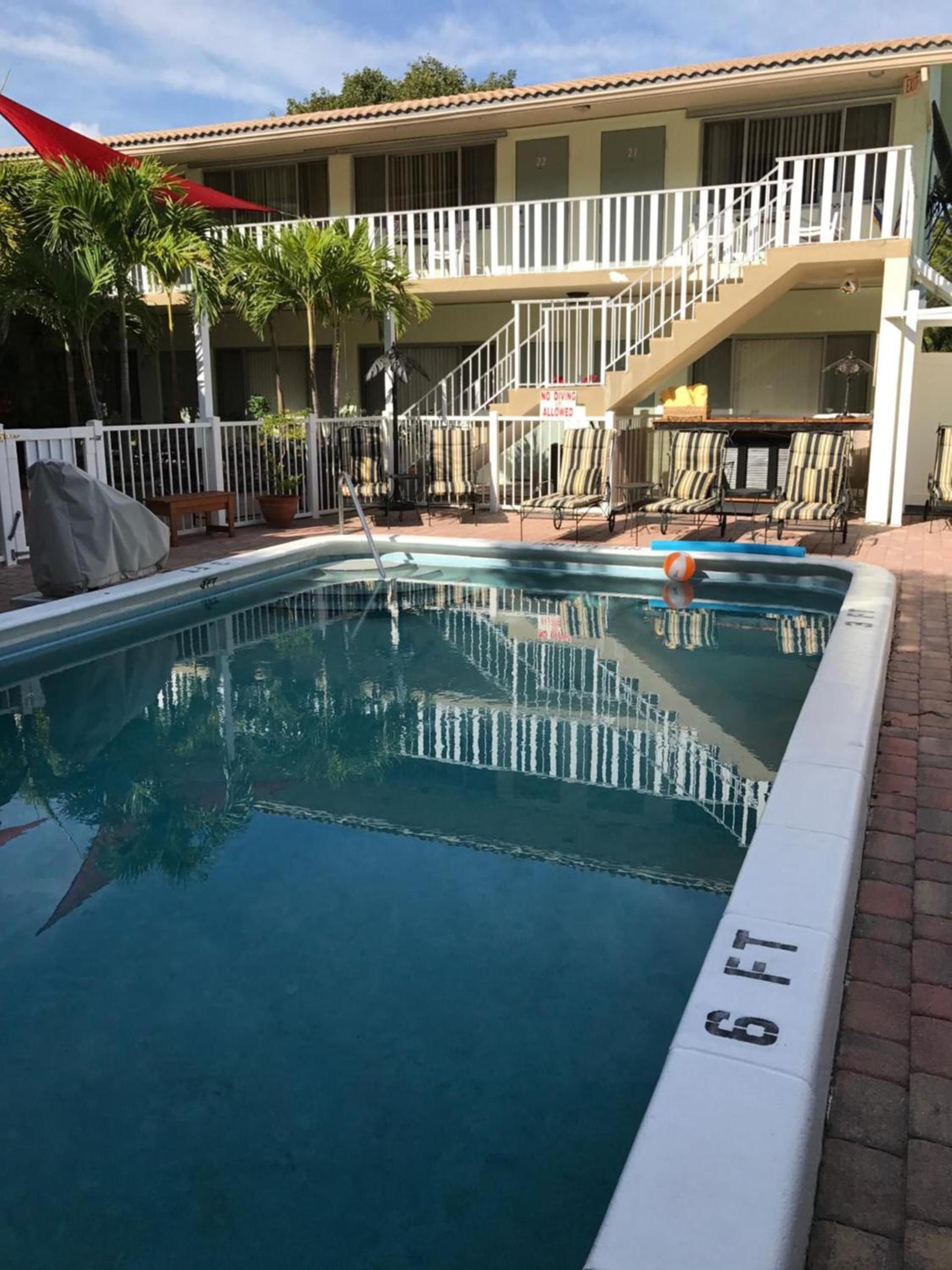 The Big Coconut Guesthouse - Gay Men's Resort photo 2