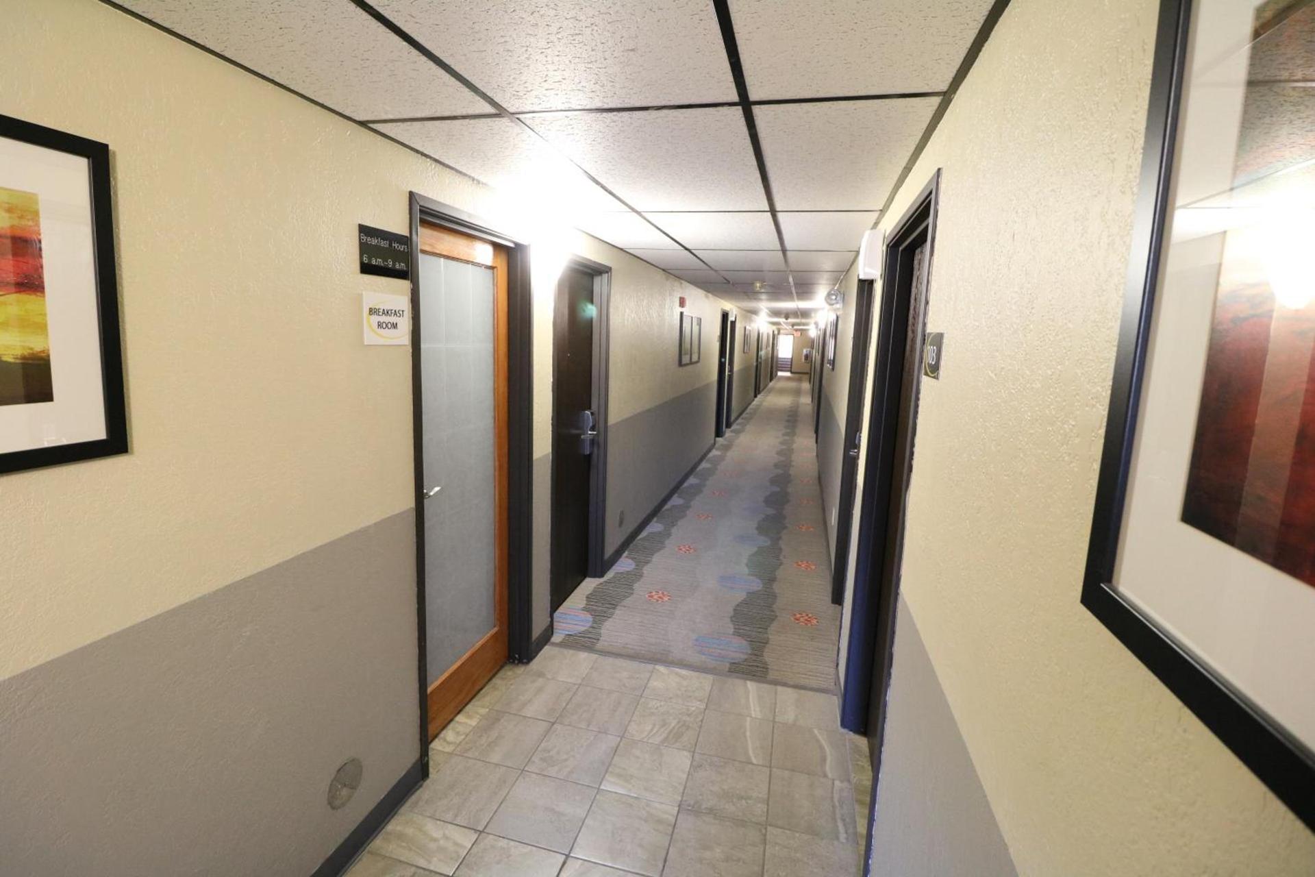 Super 8 by Wyndham Dubuque photo 11