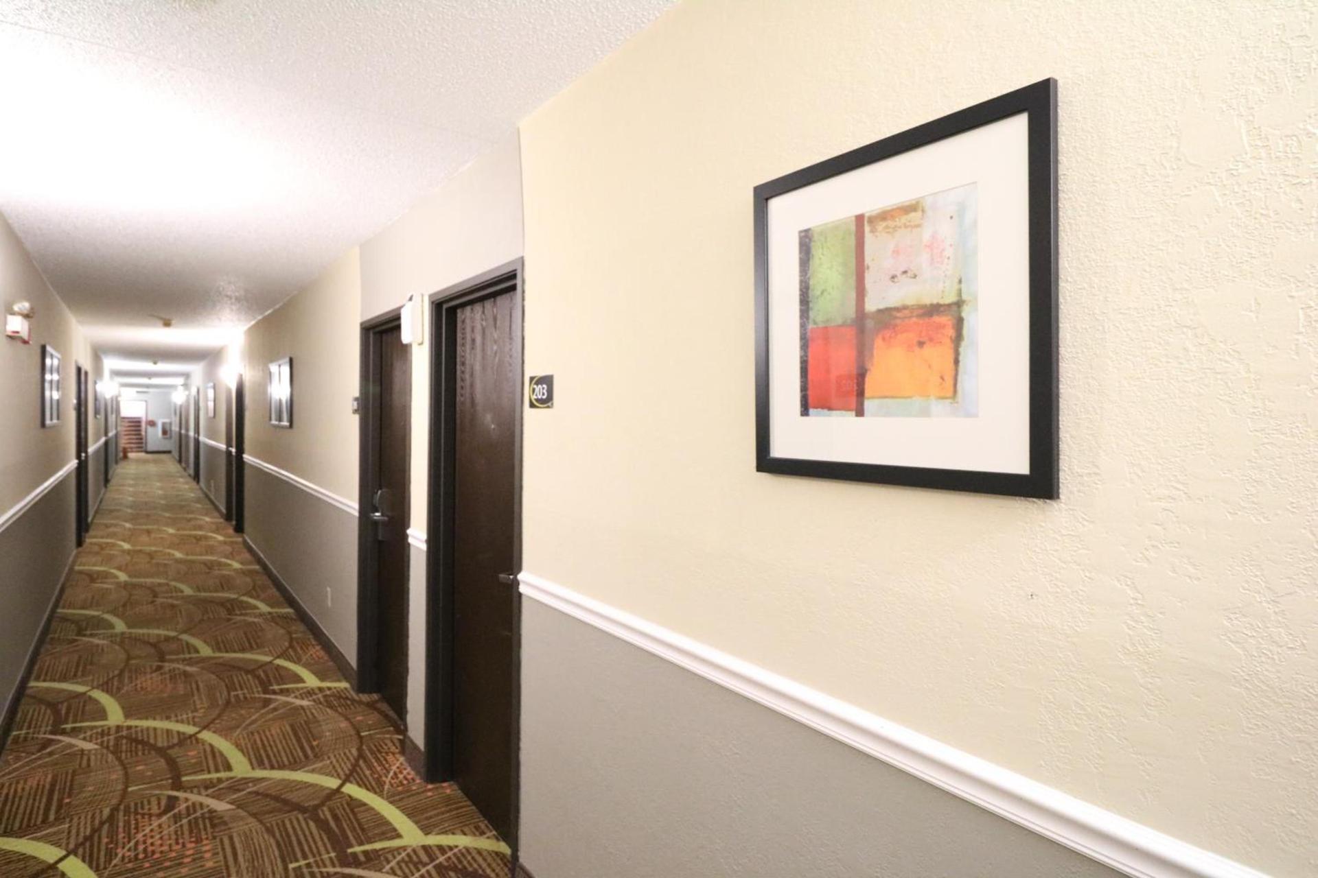 Super 8 by Wyndham Dubuque photo 13