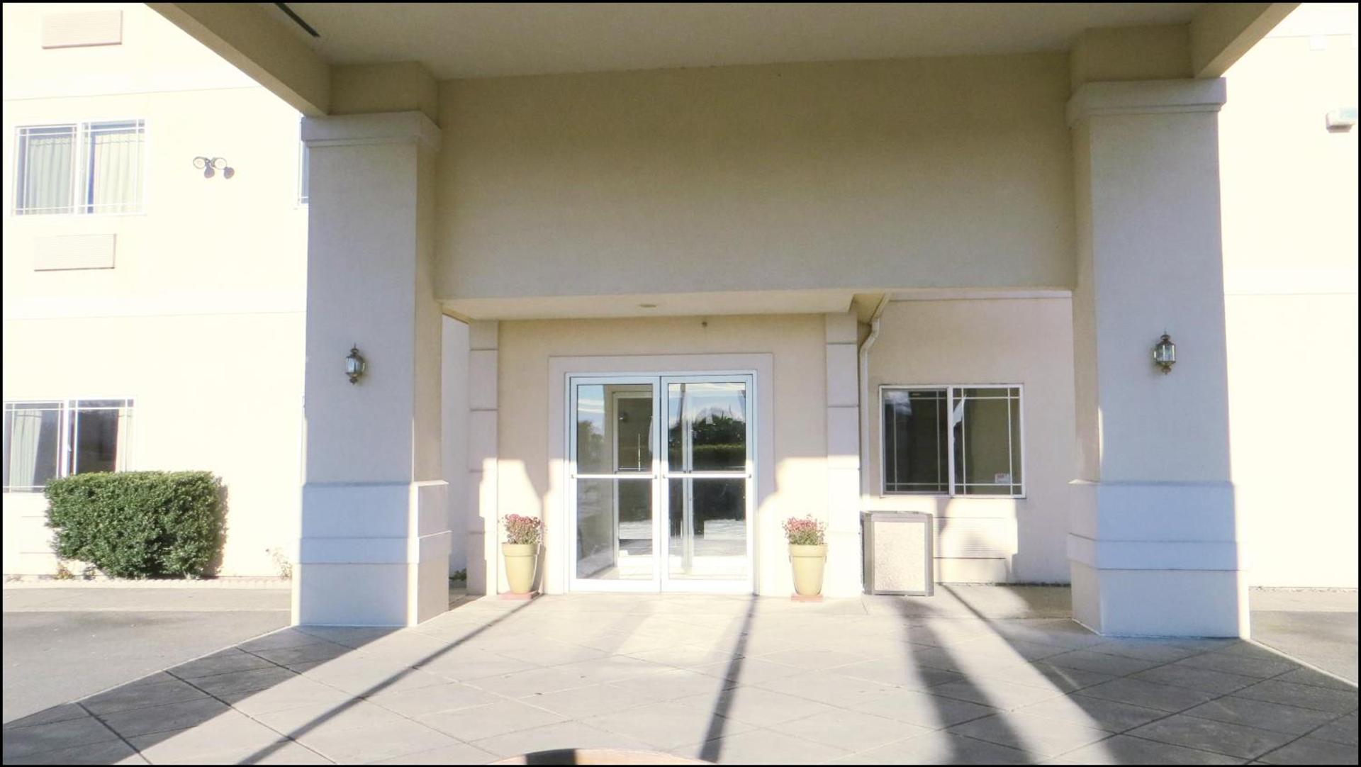 Peppermill Empress Inn photo 47