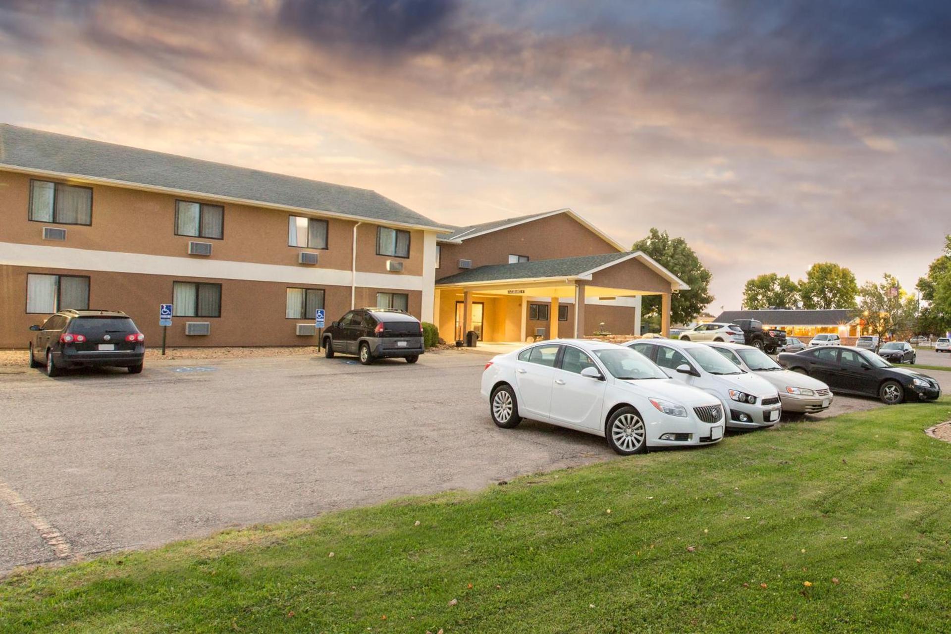 Super 8 by Wyndham Blue Earth photo 47