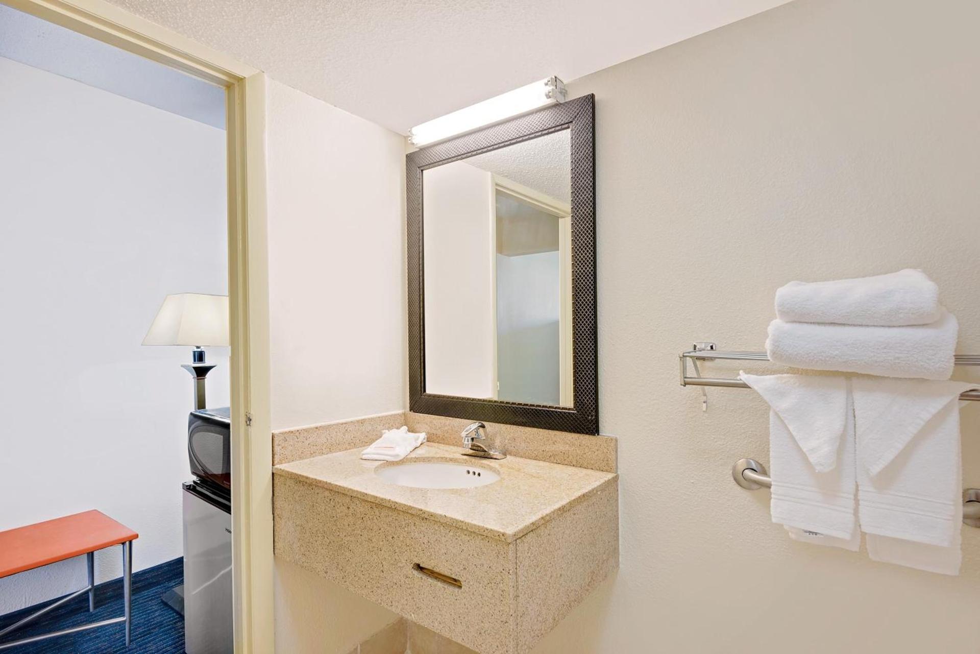 Days Inn by Wyndham Easton photo 25