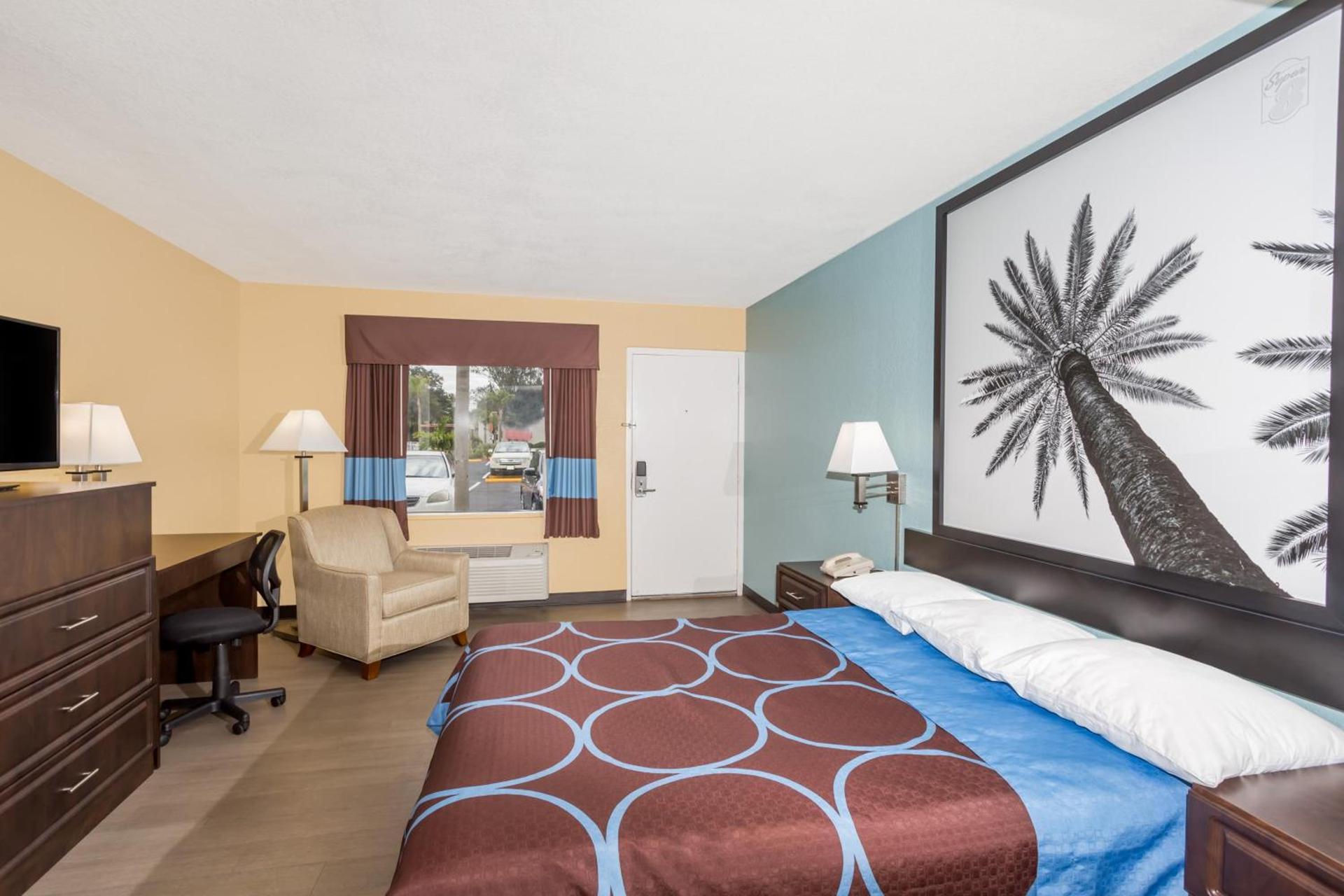 Super 8 by Wyndham Sarasota Near Siesta Key photo 32
