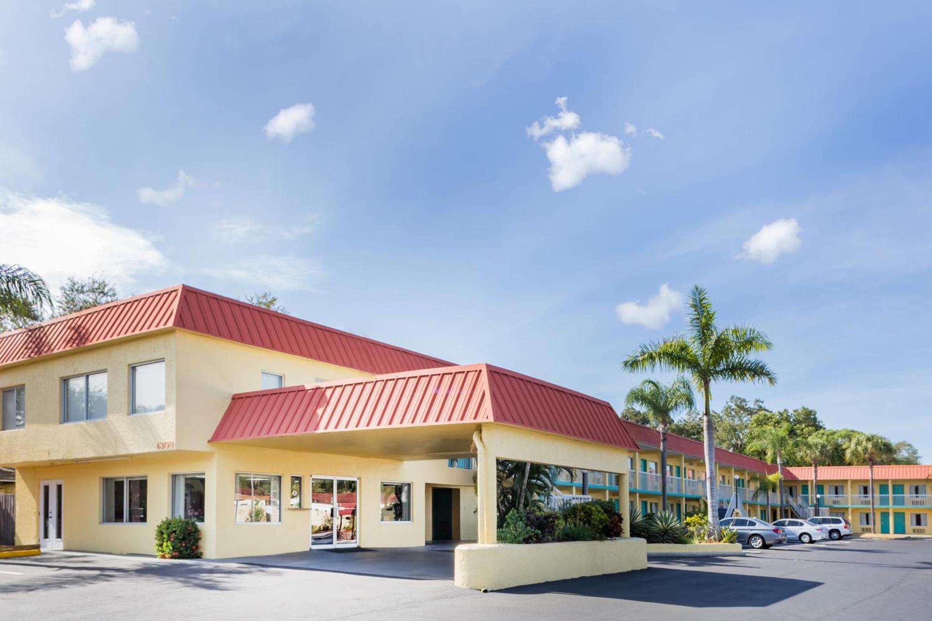 Super 8 by Wyndham Sarasota Near Siesta Key photo 19