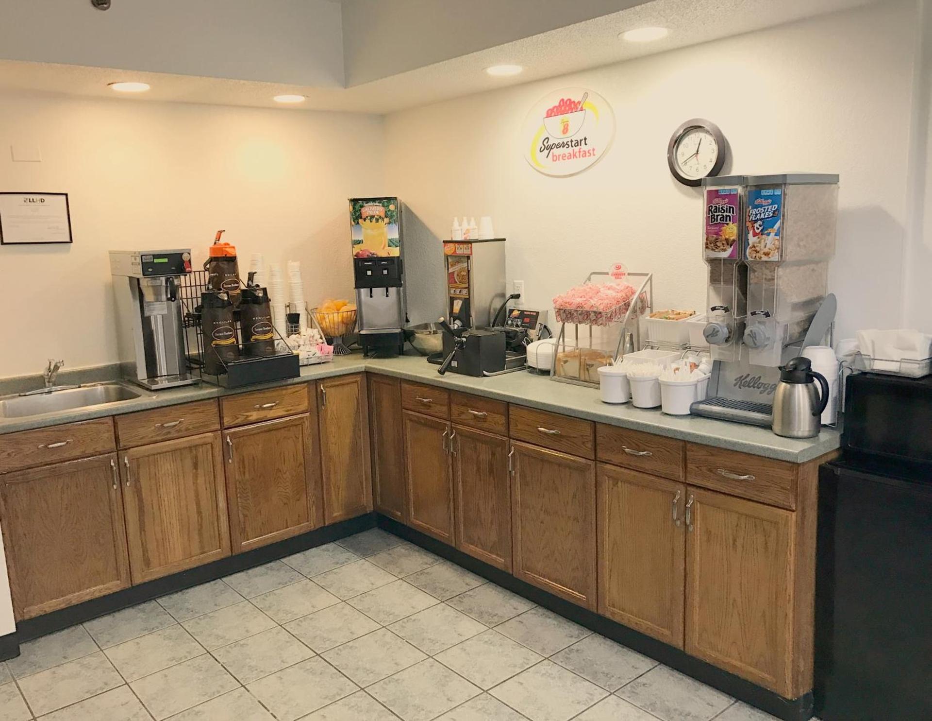 Super 8 by Wyndham Groton photo 10