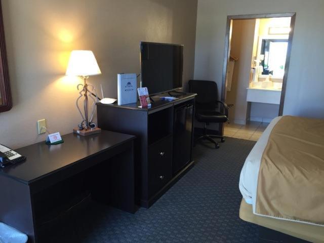 Americas Best Value Inn York photo 10