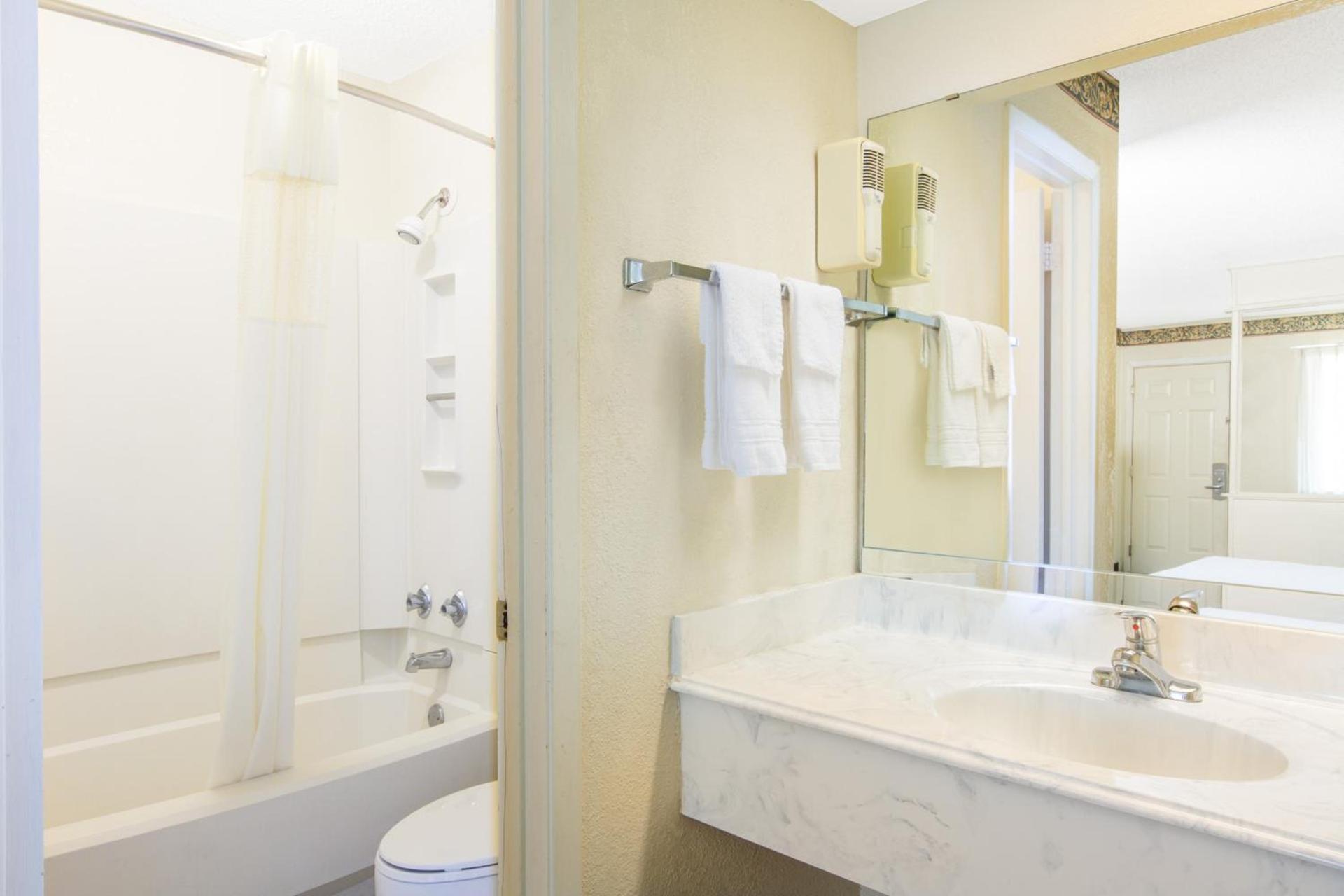 Executive Inn & Suites photo 20