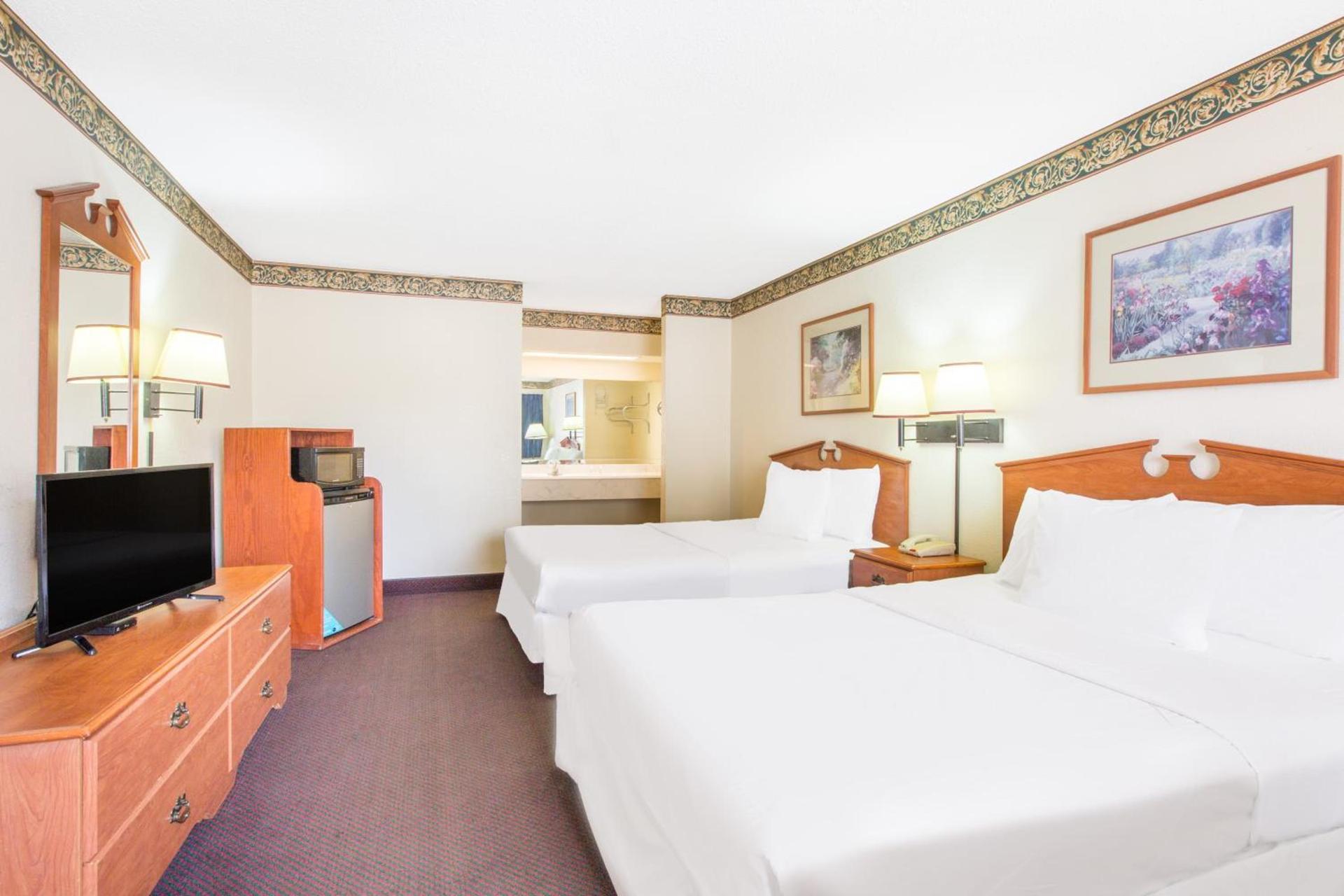 Executive Inn & Suites photo 16
