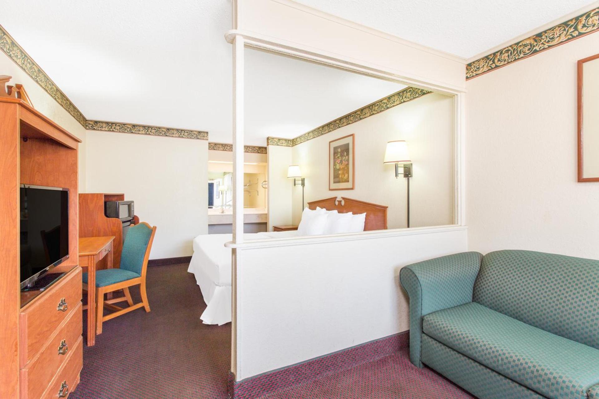 Executive Inn & Suites photo 12