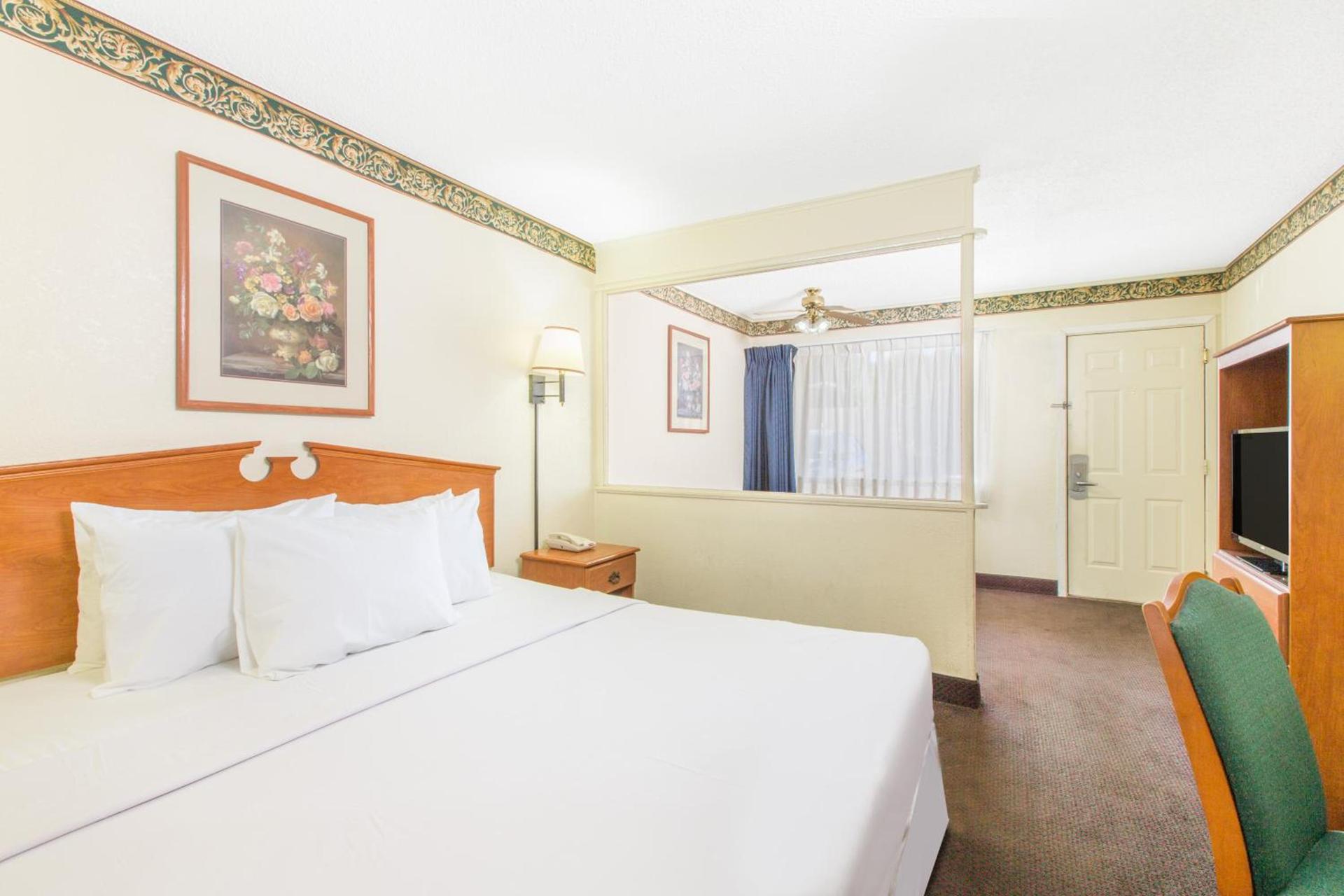 Executive Inn & Suites photo 13