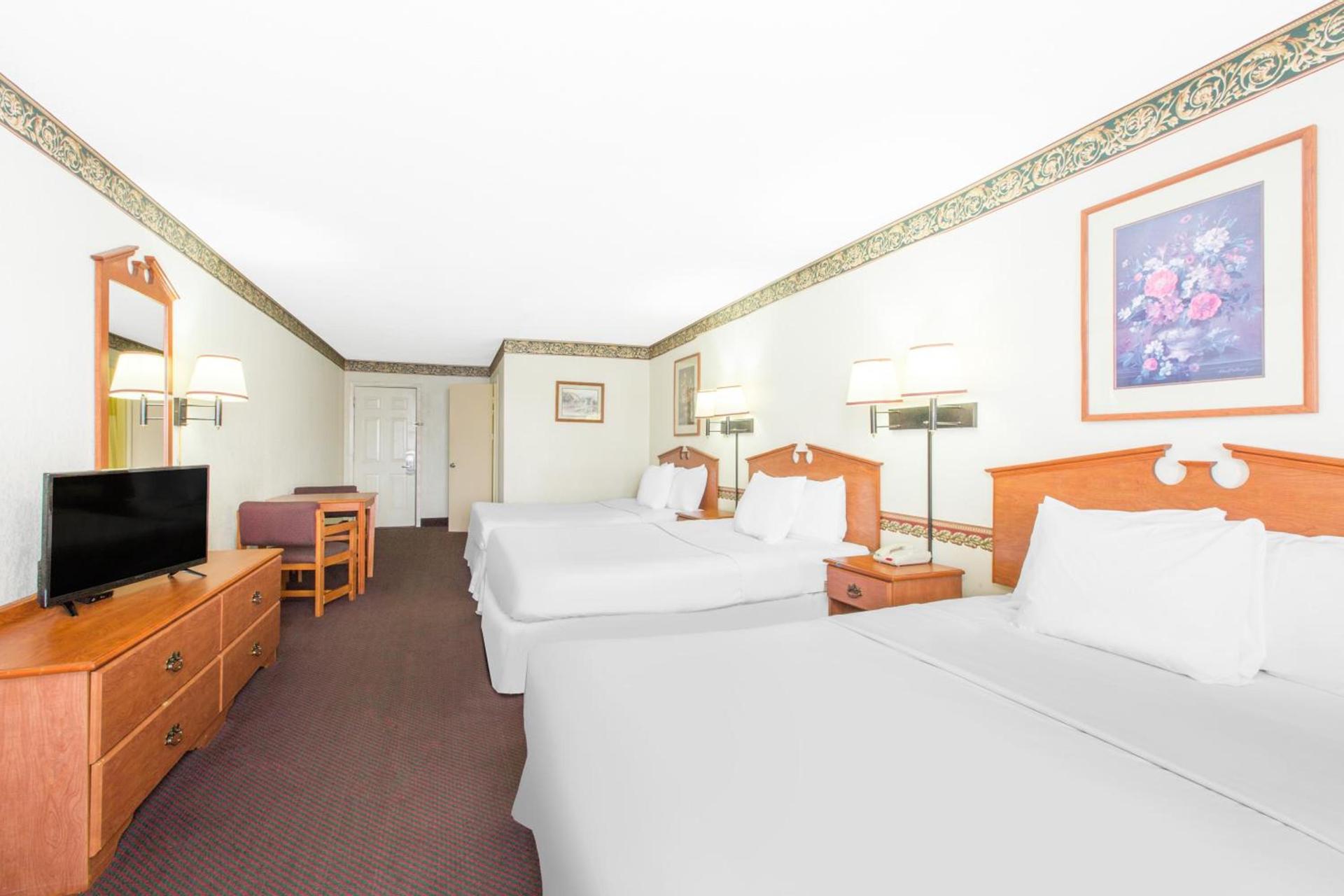 Executive Inn & Suites photo 14