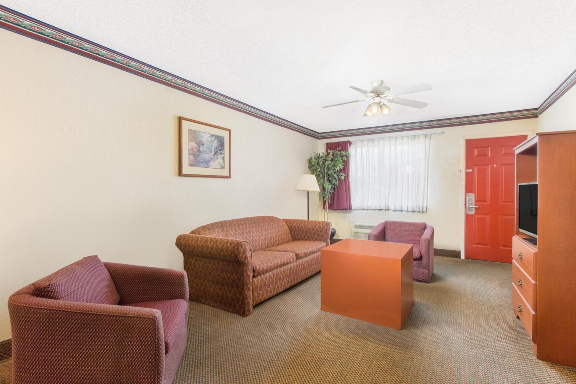 Executive Inn & Suites photo 17