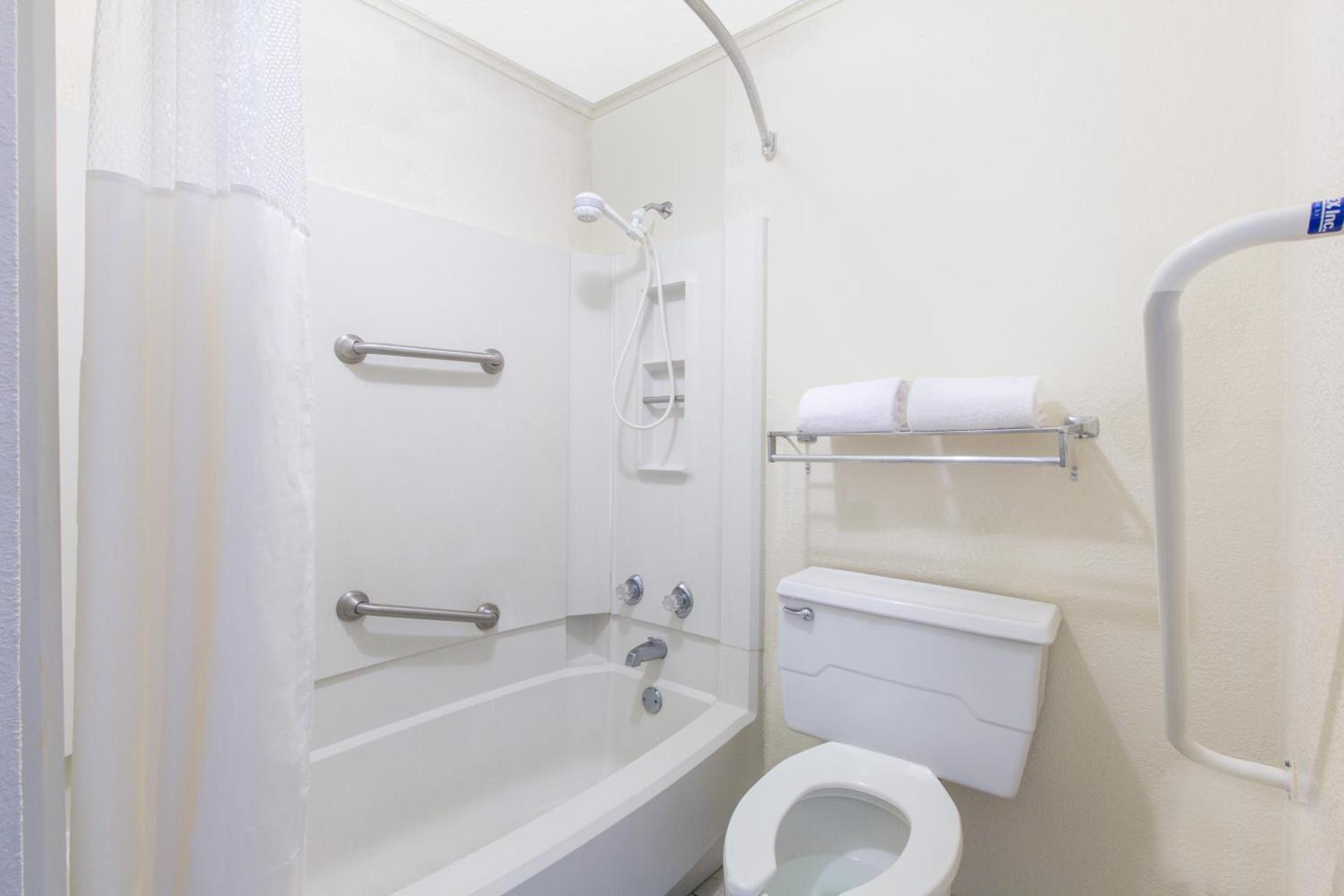 Executive Inn & Suites photo 19