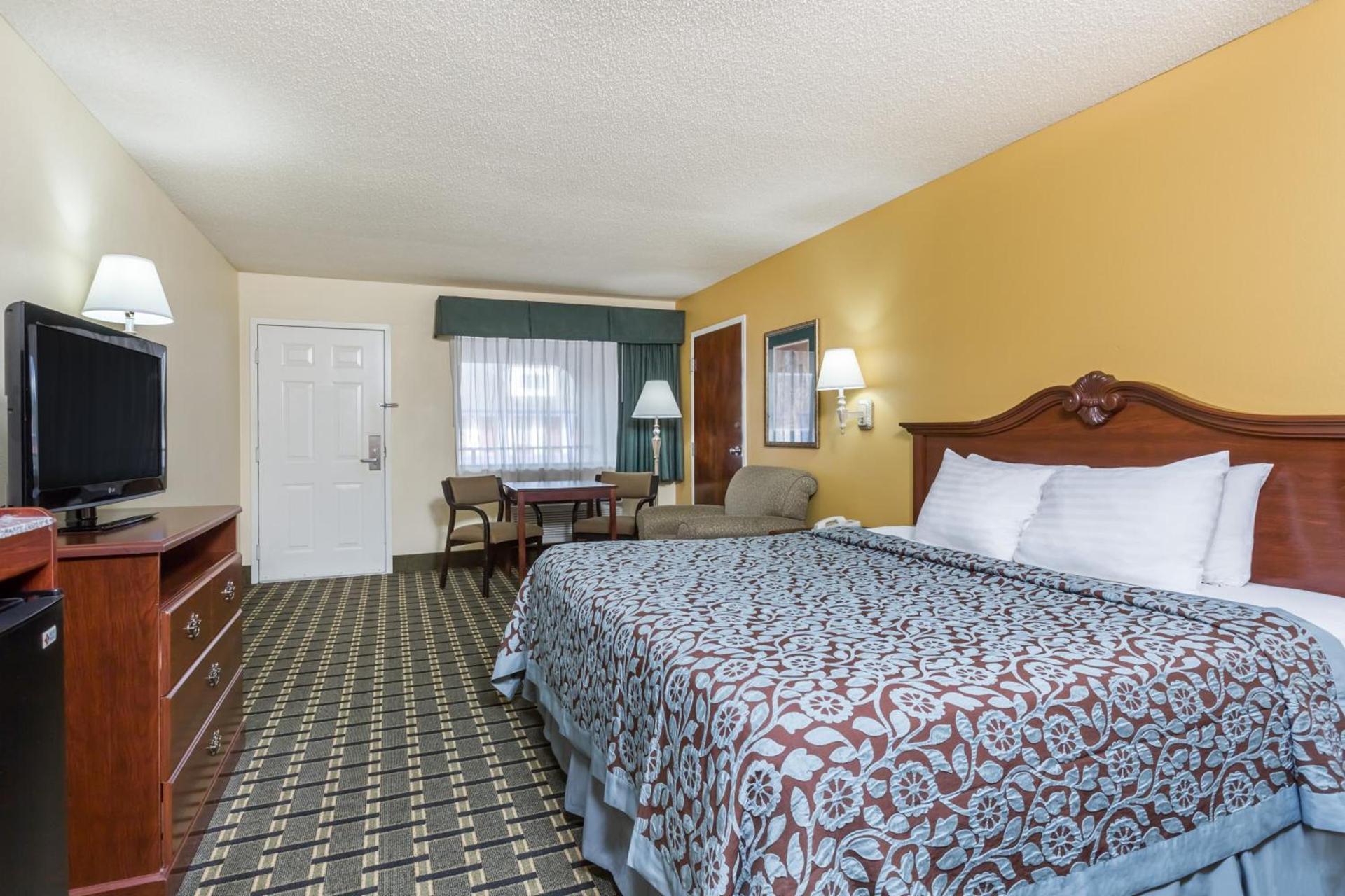 Days Inn & Suites by Wyndham Warner Robins Near Robins AFB photo 24