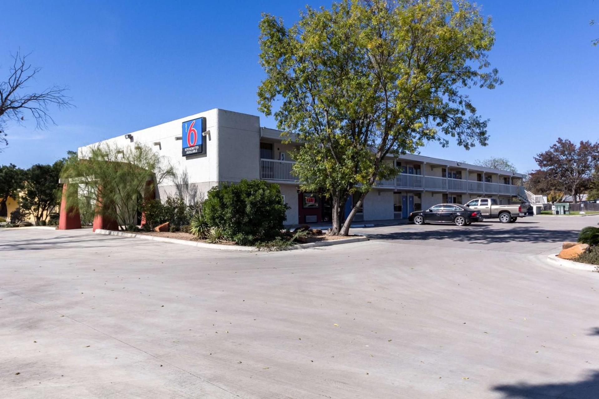 Motel 6-Uvalde, TX photo 2