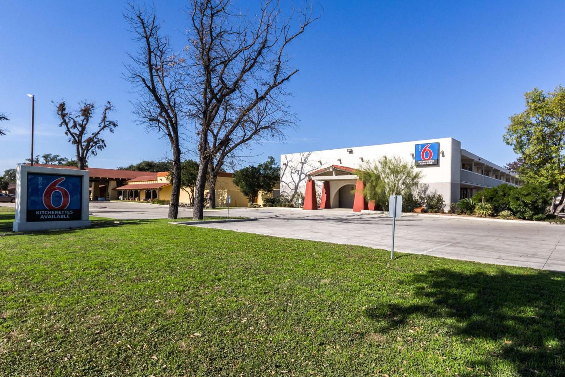 Motel 6-Uvalde, TX photo 3