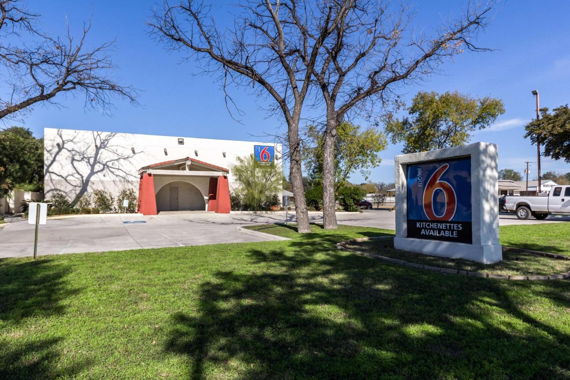 Motel 6-Uvalde, TX photo 4