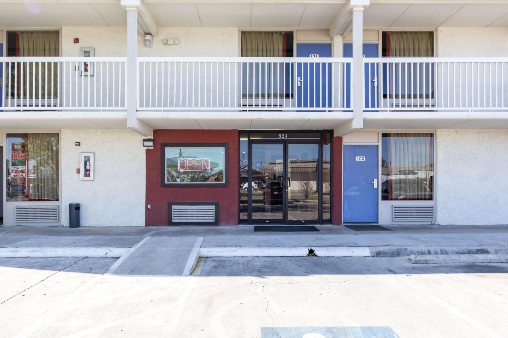 Motel 6-Uvalde, TX photo 5