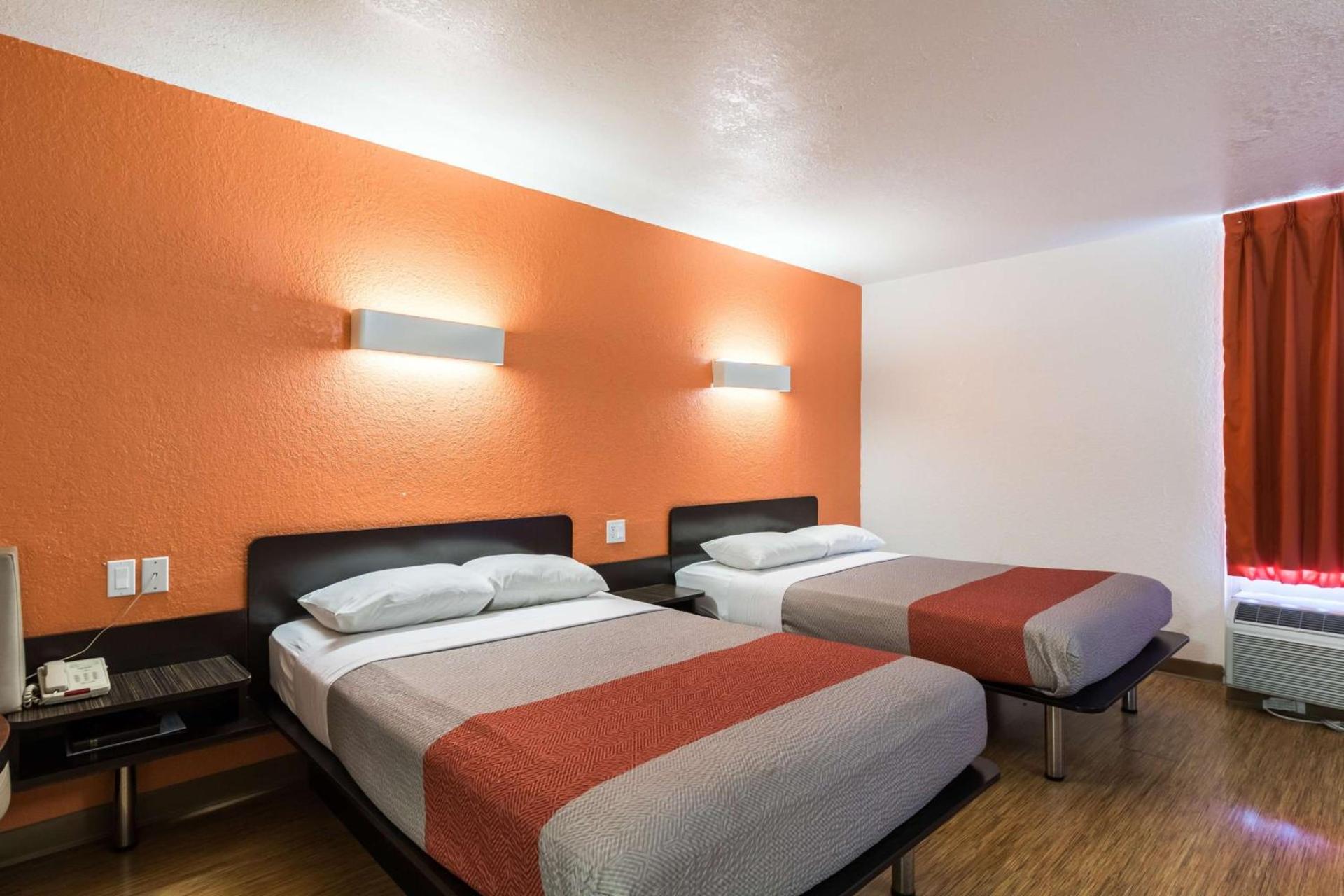 Motel 6-Uvalde, TX photo 10