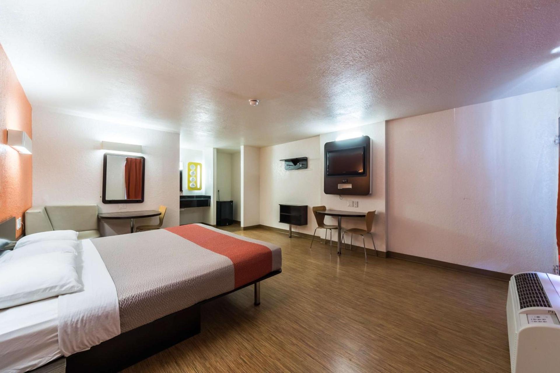 Motel 6-Uvalde, TX photo 17