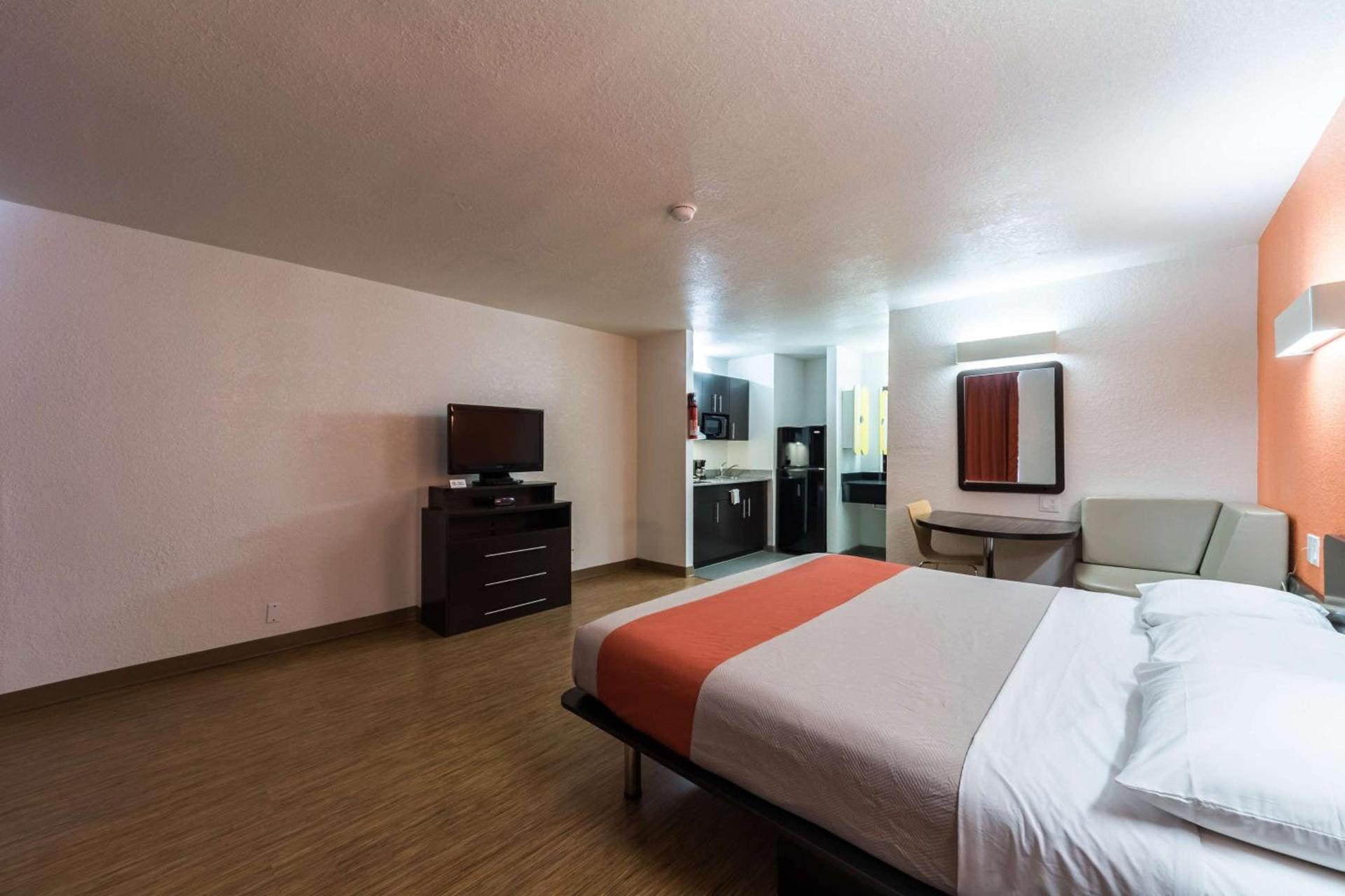 Motel 6-Uvalde, TX photo 21
