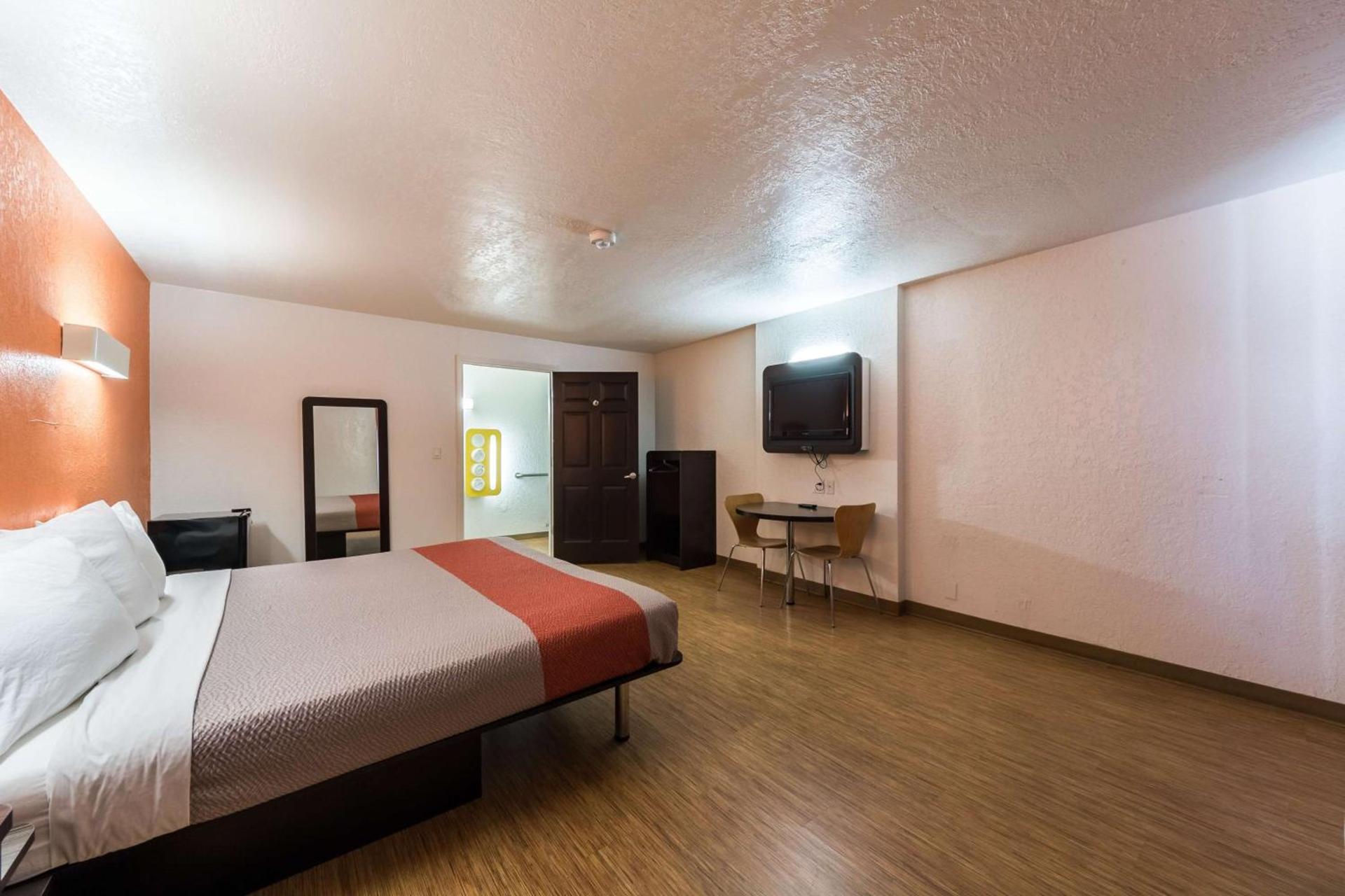 Motel 6-Uvalde, TX photo 24
