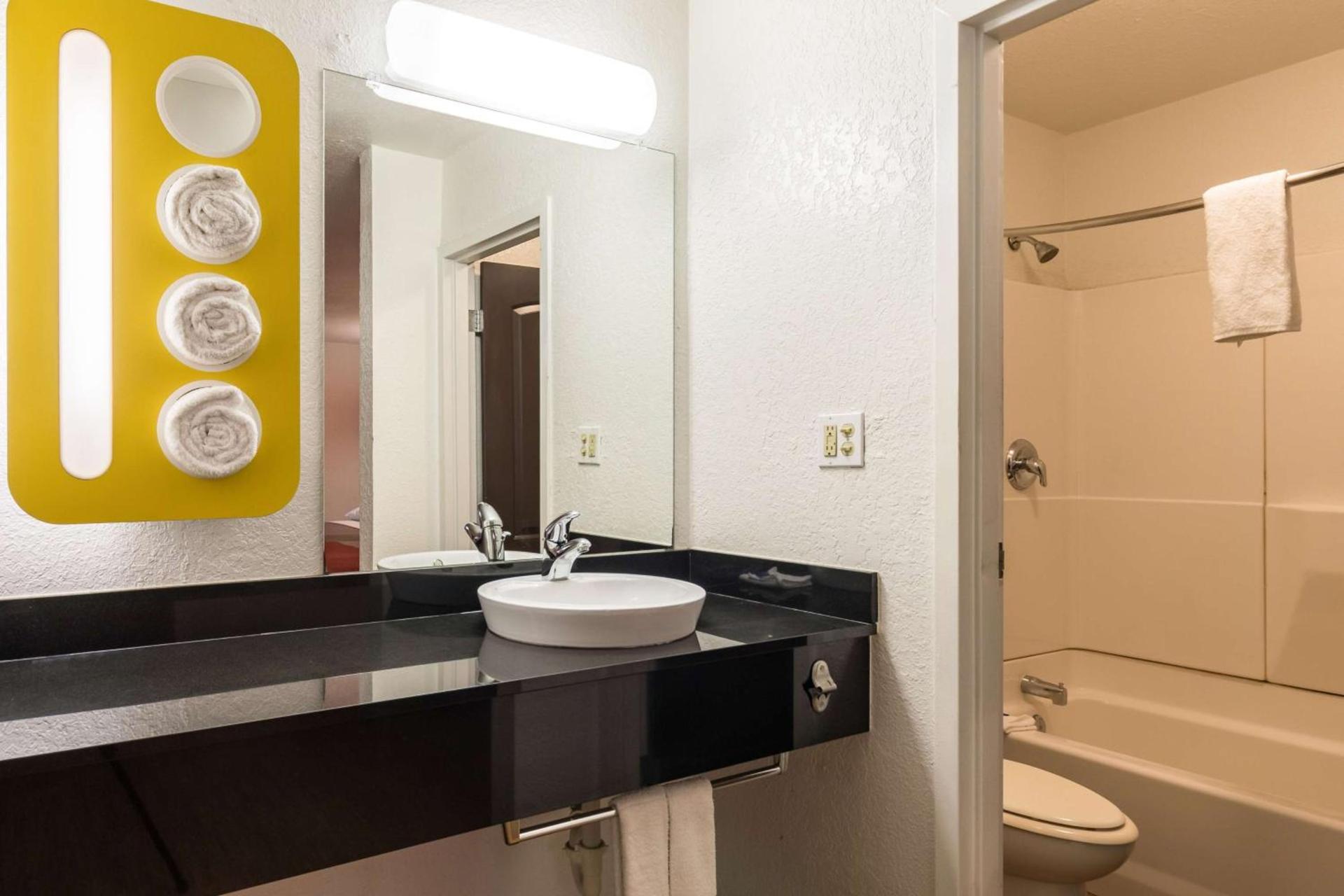 Motel 6-Uvalde, TX photo 31
