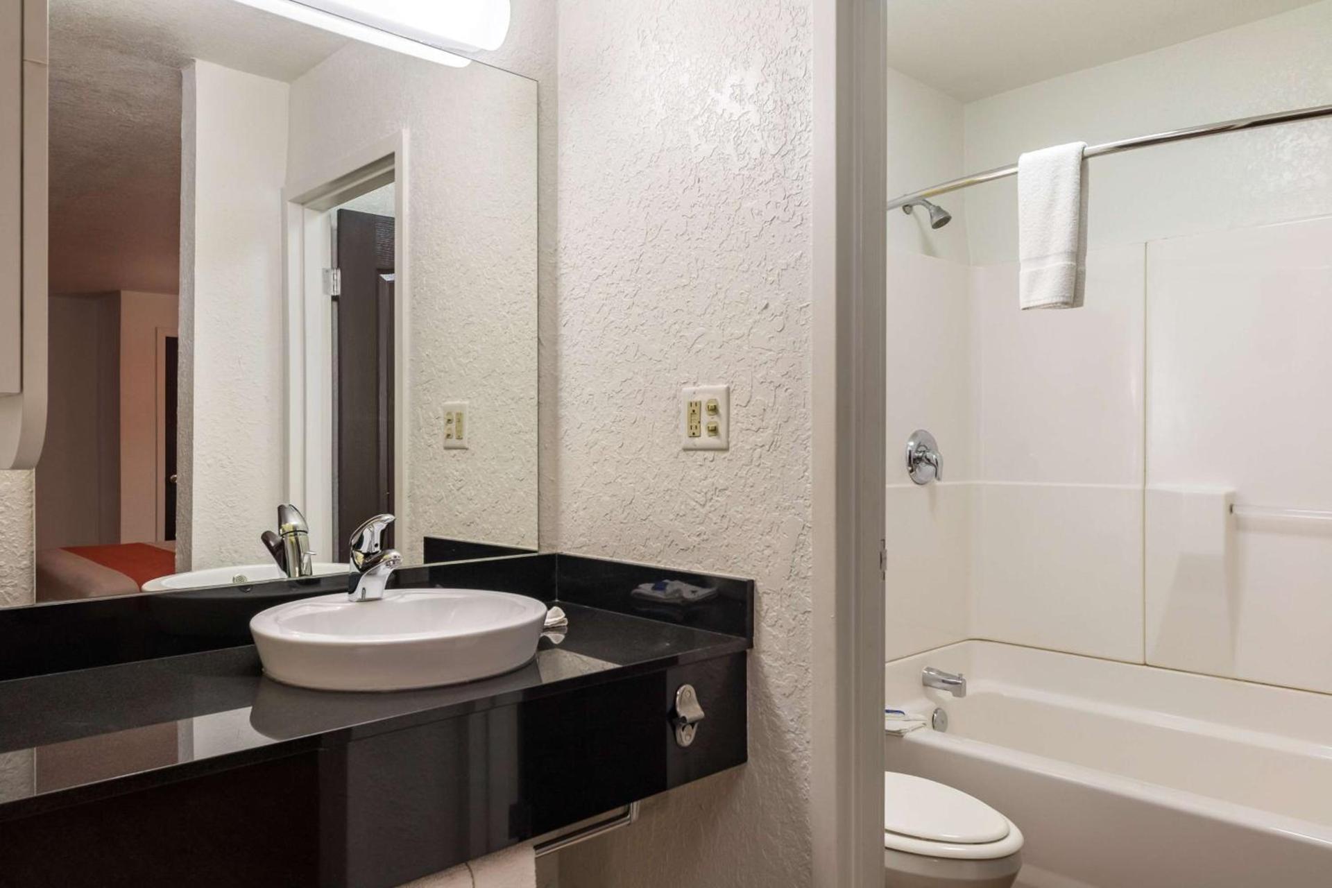 Motel 6-Uvalde, TX photo 32
