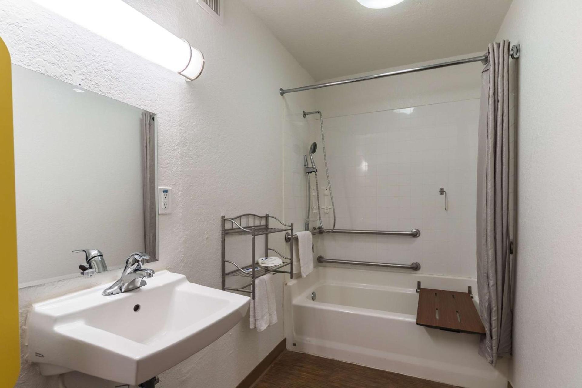 Motel 6-Uvalde, TX photo 35