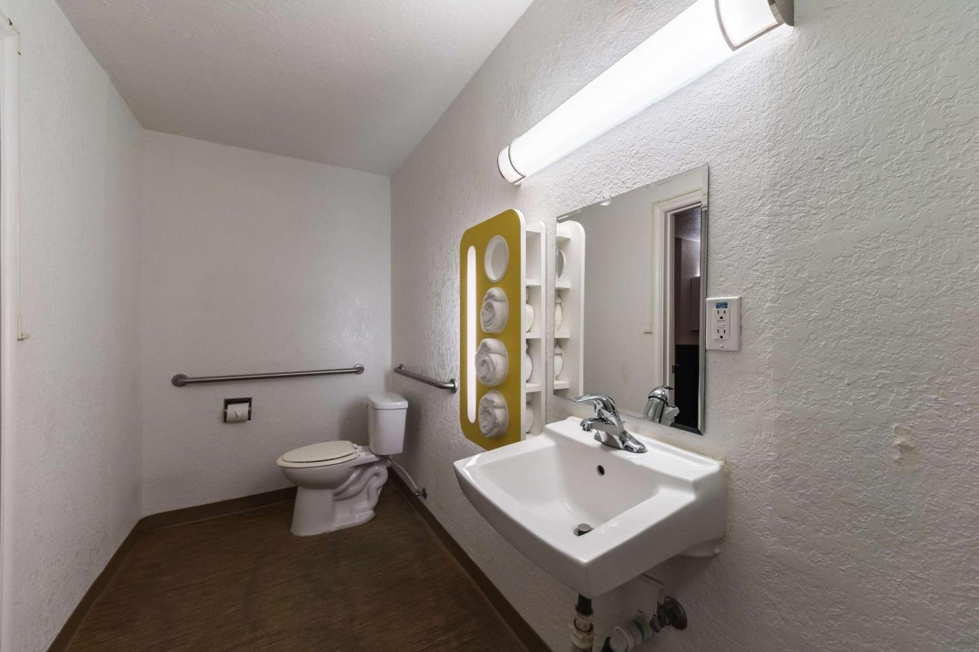Motel 6-Uvalde, TX photo 36